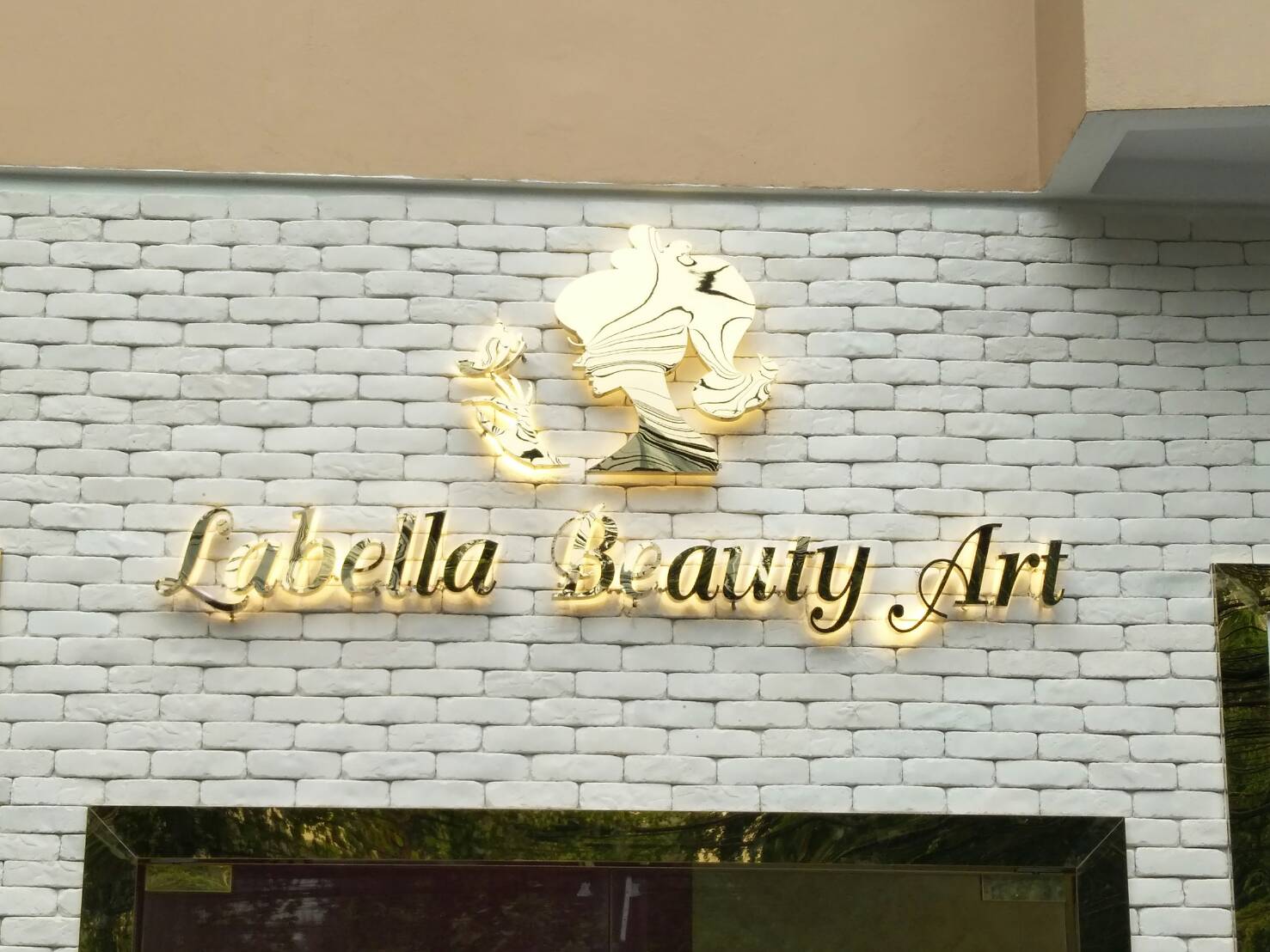 อักษรสแตนเลสหน้าทอง สีวอร์ม ติดไฟออกหลัง #LabellaBeautyArt ติดตั้งสุขุมวิท22
