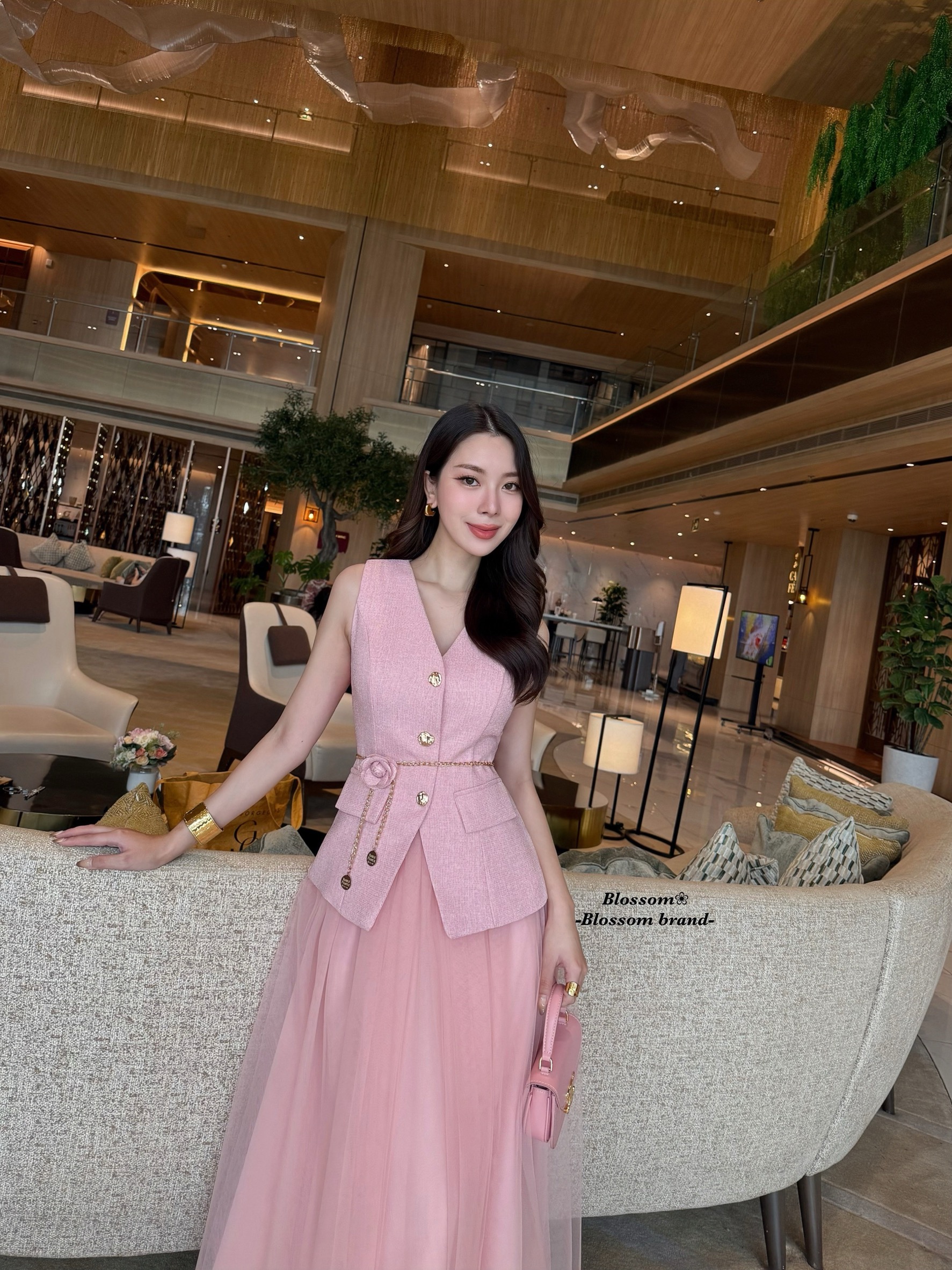 Setเสื้อแขนกุด แต่งกระดุมสีทองด้านหน้า เนื้อผ้าทวิตไม่หนามาก มีฟองน้ำในตัว แมทช์กับกระโปรงยาวพองสวย มีเข็มขัดโซ่ดอกไม้แถมให้ด้วยนะคะ เนื้อผ้า แพทเทรินสวยสุดๆ ใส่แล้วเป๊ะมาก ใส่ได้ทุกโอกาศ เรียบหรูแต่ดูแพงมากคะ