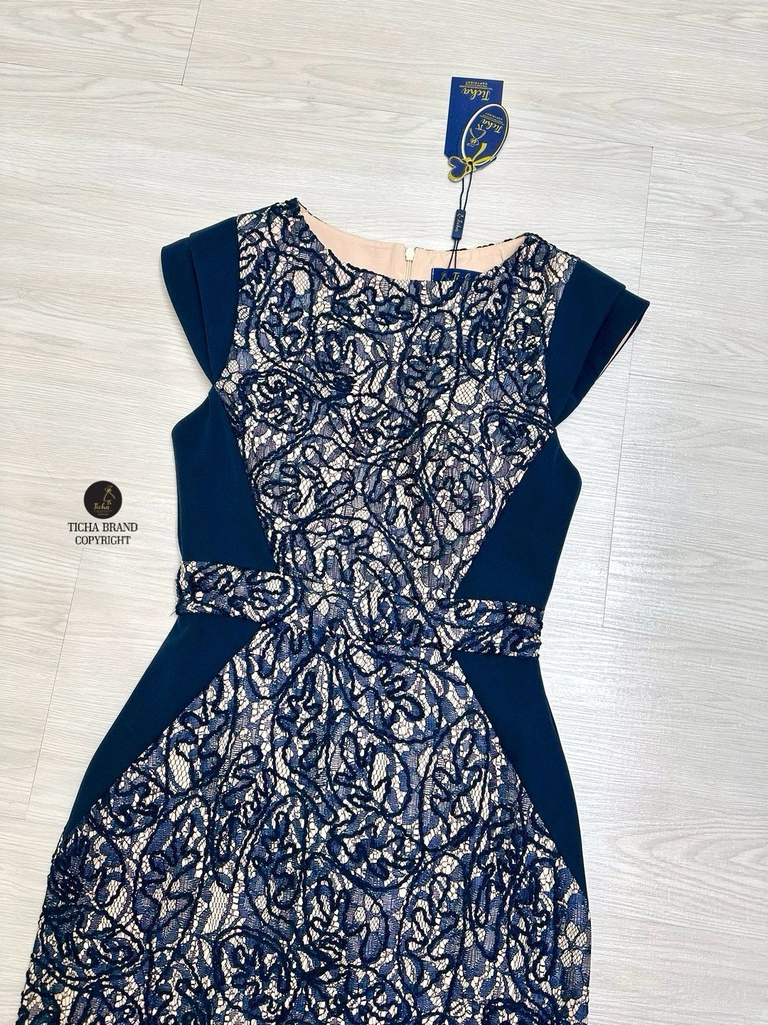 เดรสยาวสีกรมดีไซน์คอปาดแขนล้ำ ช่วงแขนแต่งผ้าซ้อนสองชั้นจับจีบแน่น ช่วงตัวเดรสแต่งผ้าลูกไม้ปักลายนูนแน่นทั้งตัว ( อกเสริมฟองน้ำและซิปหลังซ่อนอย่างดี ) กระโปรงทรงสอบยาวคลุมเข่า ดีเทลผ่าหลังเล็กน้อย ผ้าไม่บางมีซับในอย่างดี คัตติ้งเป๊ะ ทรงสวยผู้ดีมากๆค่ะ