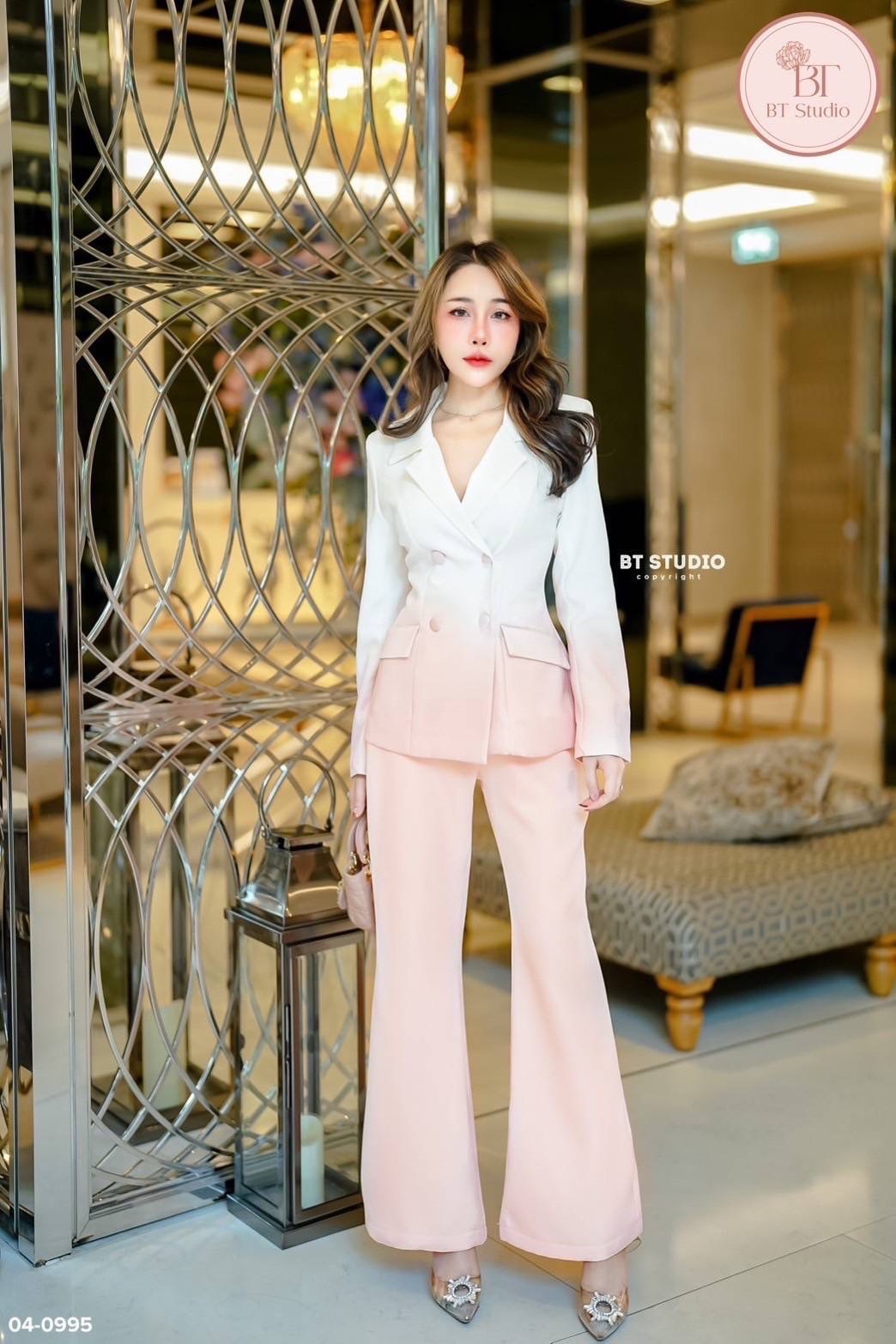 เซท 3 ชิ้น เสื้อเบเซอร์แขนยาวคอปกแต่งไล่สีจากสีพื้นไปอีกสี แต่งกระดุม 4 เม็ด แมทซ์กับกางเกงขายาวกระเป๋าใช้งานได้จริง งานสวยเนื้อผ้าดี มีซับใน ชุดนี้ luxury คร้าา
