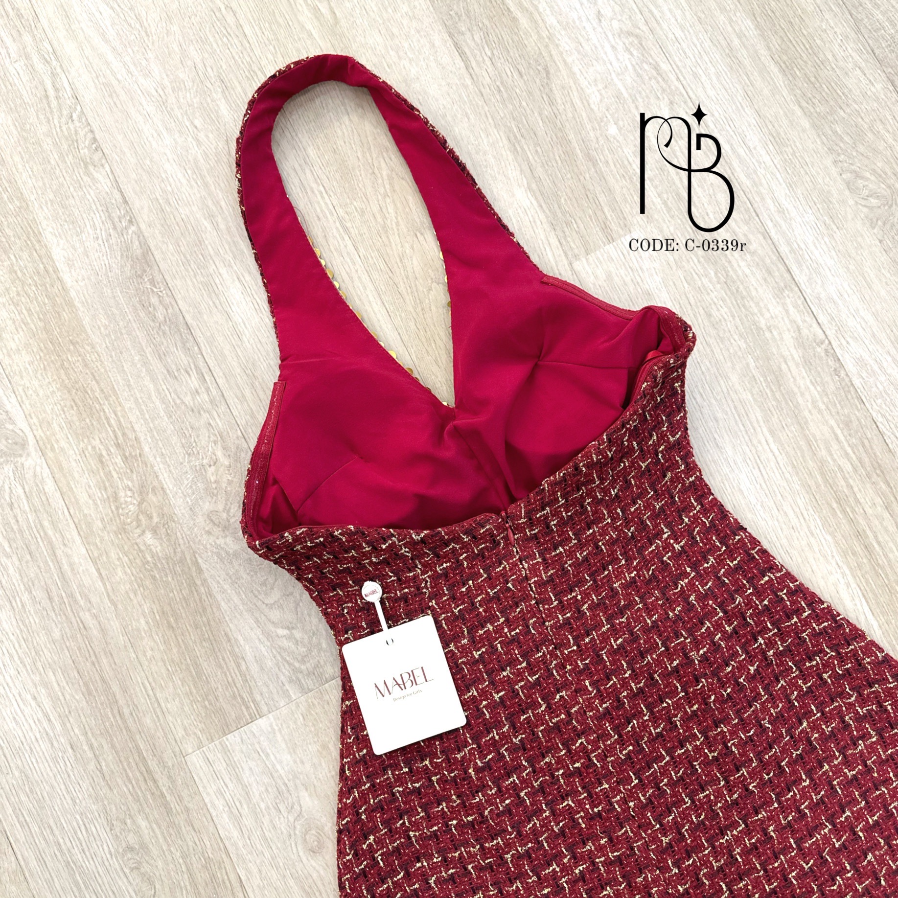 มินิเดรสคล้องคอทวิสทรงเปิดหลัง ดีเทลโครตหรูหรา มีช่องกระเป๋าด้านหน้า ชุดมีฟองน้ำและซับในทั้งตัว สวยมาก งานแฟชั่นสุดปัง งานจริงสวยจึ้ง ผ้าดีสุดๆ คอนเฟริมเลยค่ะ🖤 #BRANDMABEL #งานป้ายmabel