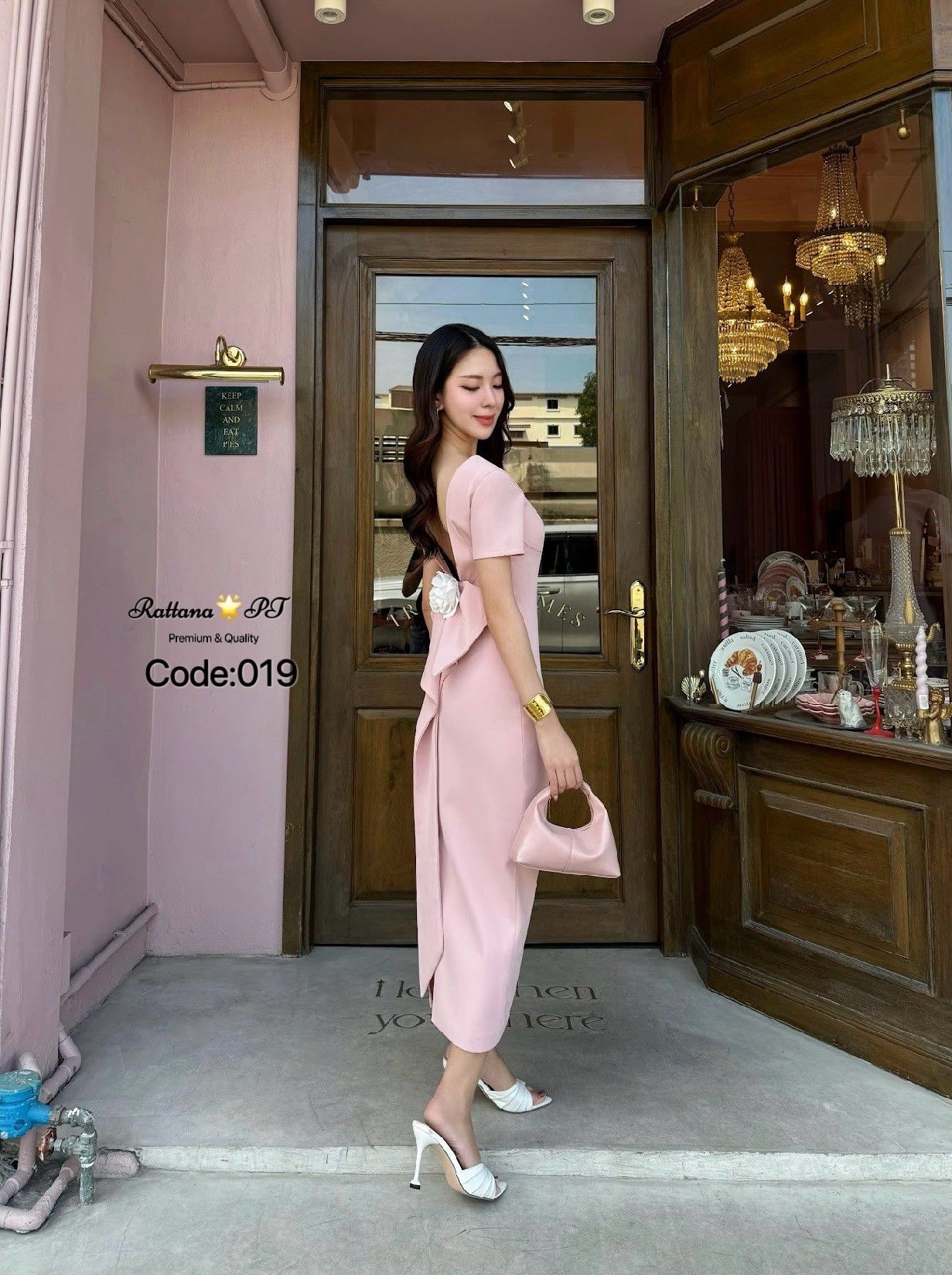 เดรส ทรงสวยมาก มีดีเทลโบหลังแต่งแต่งด้วยเข็มกลัดกุหลาบแดง สามารถถอดออกได้ น่ารักสุด สวยลงตัว หรูหรามาก ชุดมีซับในอย่างดี หน้าอกมีฟองน้ำ มีซิบด้านหลัง ด้านหลังมีผ่ากระโปรงให้ดูสวย เดินง่าย ใส่เที่ยว ออกงาน ดินเนอร์ งานแต่ง ปาตี้กับเพื่อน ปัง ปัง ปัง ช้าไม่