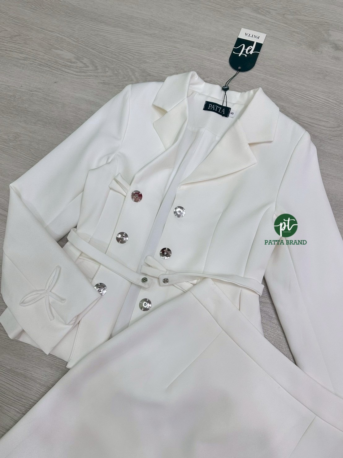 Set 2 ชิ้น เสื้อสูทแขนยาวสีขาว คอปก กระดุมแป๊กช่อนด้านใน ดีเทลแต่งโบว์หน้าเย็บติดมา กระเป๋าใช้งานได้จริง ปลายชายเสื้อแต่งจับจีบบานออกเล็กน้อย มาพร้อมเข้มขัดผ้าโบว์ ใส่แมทซ์กับกระโปรงทรงสอบ แต่งผ่าหลังยาว มีชับใน (ซิปหลัง) ลุคCEO เกาหลีสุดๆ ห้ามพลาดนะคะ