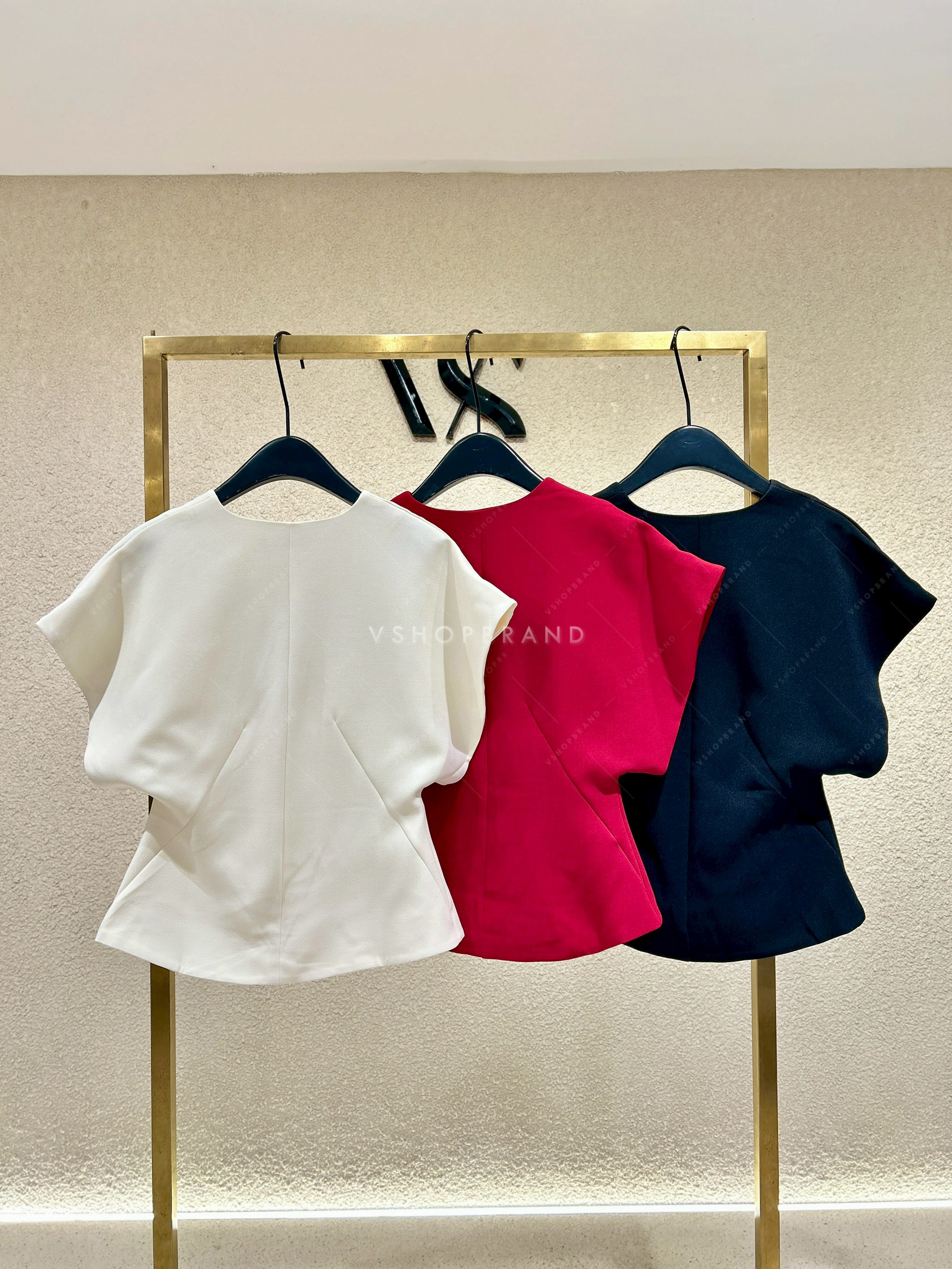 เสื้อแขนทรงแขนไหล่ล้ำกระดุมทอง