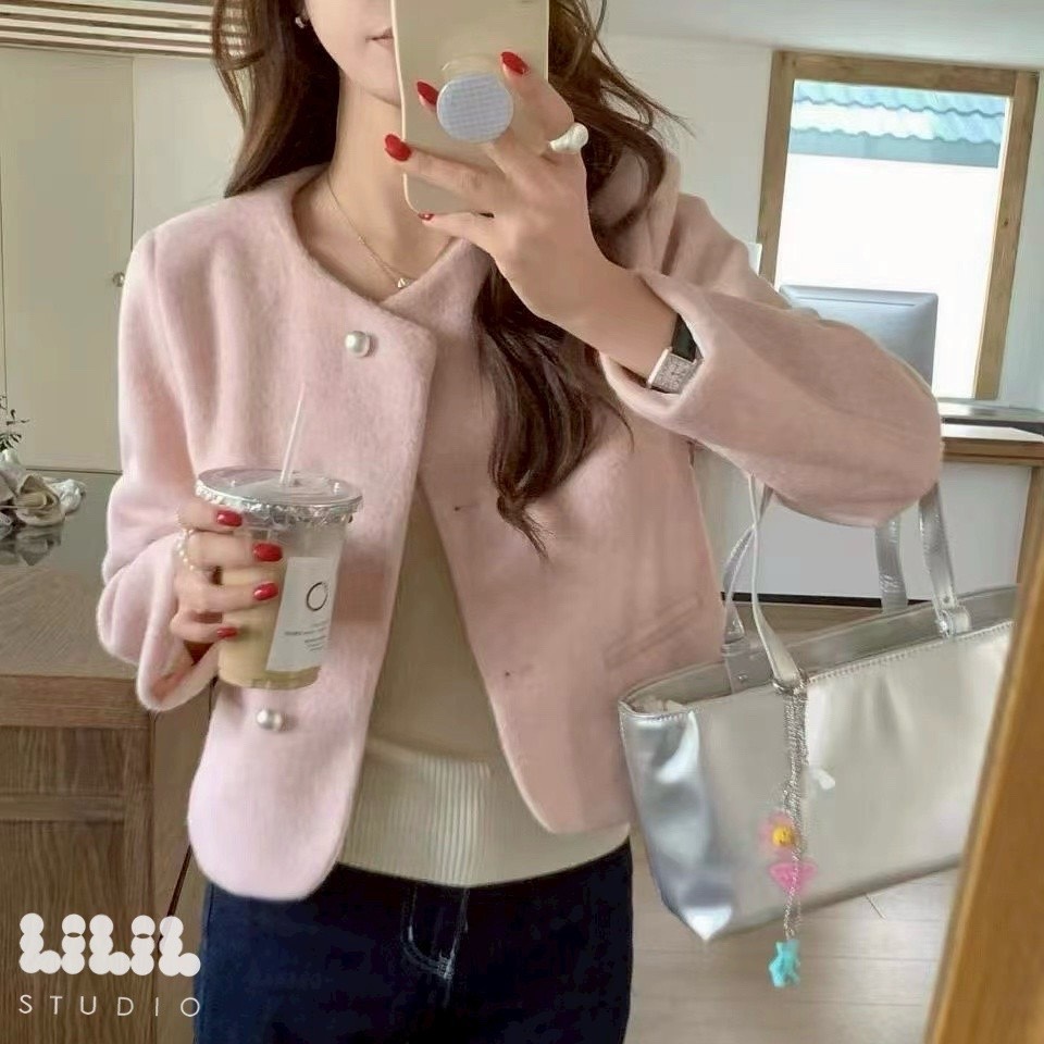 Korea style นุ่มมากค่ะ กับเสื้อคลุมผ้าขนกระต่ายสั้น กระดุมทองคู่ ซับในผ้าลื่นเย็บตาราง ทรงสวยcuttingเนี้ยบ พร้อมส่งค่ะ