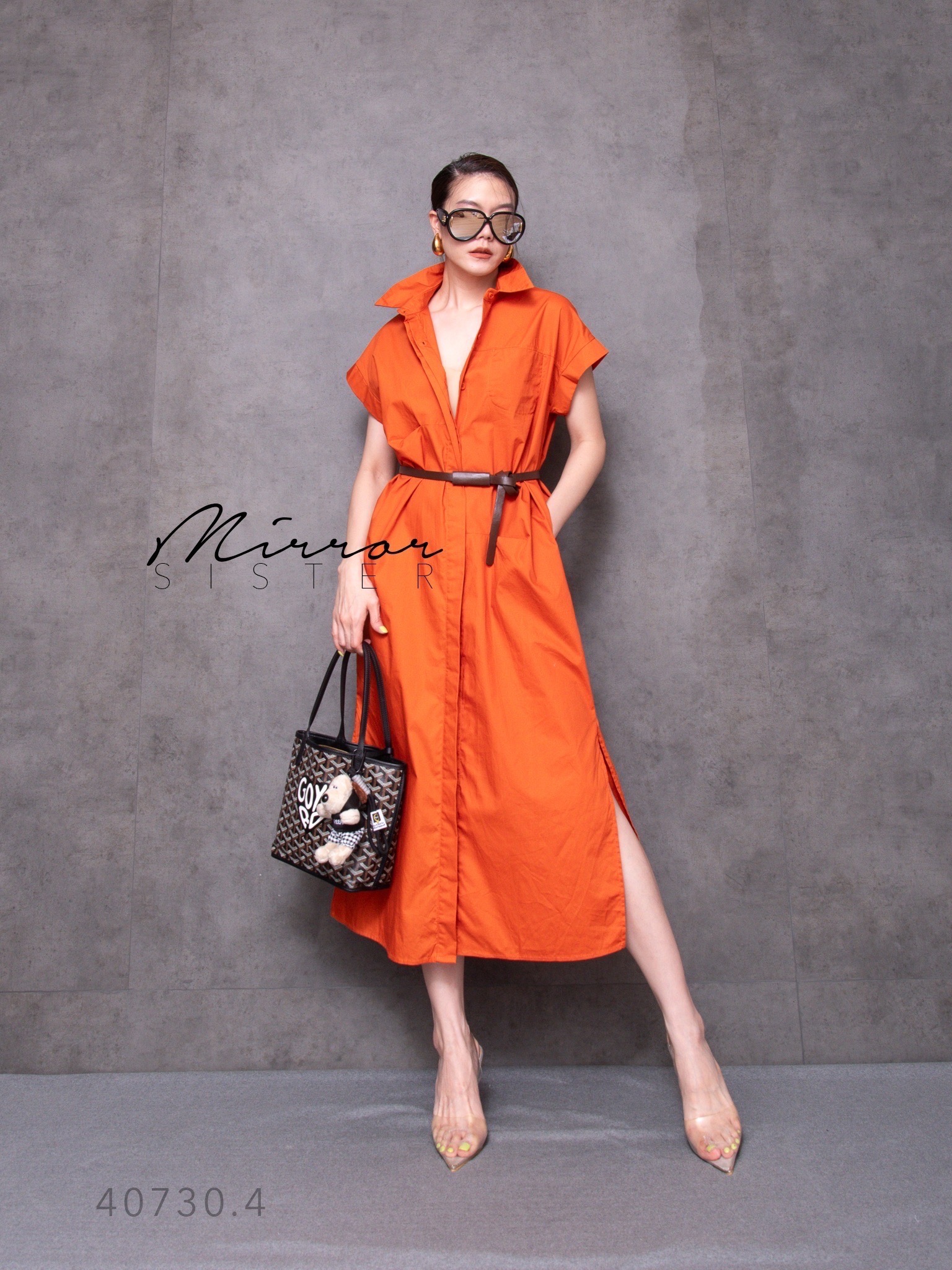 MiRRoRSiSTER's MiYa SHiRT DReSS•• เดรสเชิ้ตแขนสั้น เบสิคสไตล์แต่เก๋ที่ดีเทลการจับขยุ้มด้านหน้า แต่งสาบติดกระดุมซ่อน มีกระเป๋าล้วงได้2ข้างลำตัว มาพร้อมเข็มขัดดีไซนเรียบเก๋ จะใส่แบบคาดหรือไม่คาดเข็มขัดก็ดูดี ใส่ง่ายใส่ได้บ่อยทุกโอกาส