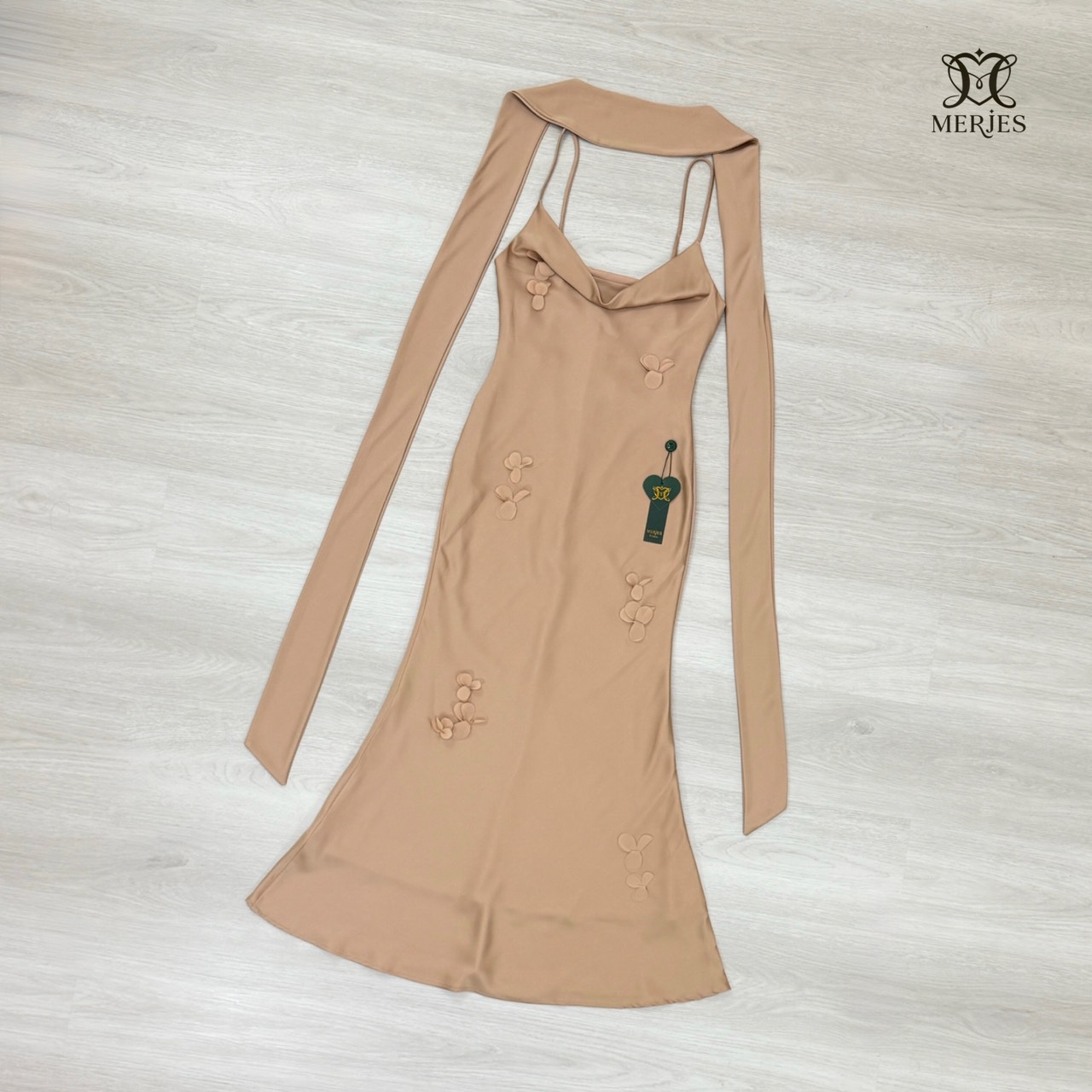 𝐌𝐄𝐑𝐉𝐄𝐒 𝐒𝐓𝐔𝐃𝐈𝐎 (เมอร์เจส) 𝐃𝐞𝐭𝐚𝐢𝐥 : เดรสยาวสีน้ำตาลทองผ้าซาตินสายเดี่ยวเข้ารูปสายสามารถปรับได้แต่งดีเทลด้วยดอกไม้