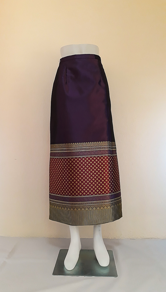 ผ้าถุงไหมสำเร็จรูป (สีม่วง) งานตัดเย็บประณีต อัดผ้ากาวตามสีของผ้าถุง เนื้องานดีเกรด A (รอบเอว 30 นิ้ว)