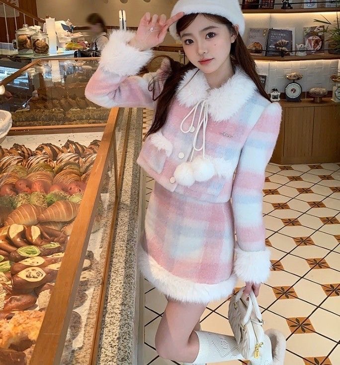 Set2 ชิ้น เสื้อแต่งขนเฟอร์สีหวานน่ารักมาก+กระโปรงเข้าชุด ใครไปต่างประเทศขึ้นเครื่อง สวย ปัง ถ่ายรูปน่ารักสุดๆๆ ตัวนี้แนะนำใส่แล้วไม่มีตกเทรนเลยค่ะ ลุคส์คุณหนูท่านหนึ่ง น่ารักฝุดๆๆ สวยมากๆๆๆ ต้องมีติดทริปเลยค่ะ