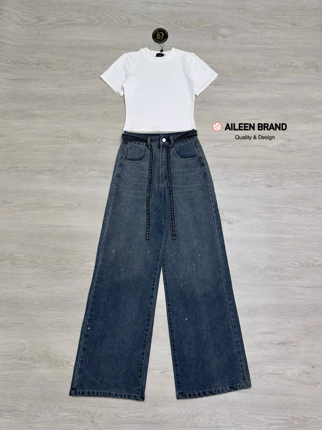 Set 3 ชิ้น เสื้อทรงเบบี้ทรีสีขาวเนื้อผ้านิ่มไม่บางคอกลมแขนกุด ทรงพอดีตัวเอวไม่เต่อ ม่พร้อมกับกางเกงยีนส์เอวสูงสีเข้มฟอกเฟดเป็นลาย กระดุมและซิปด้านหน้ามีกระเป๋าล้วงทั้งสองข้าง ความเก๋คือติดอะไหล่เพชรทั้งตัว วิบวับวิบวับและยังมีเชือกคาดเอวให้อีกเส้น สวยมากๆ