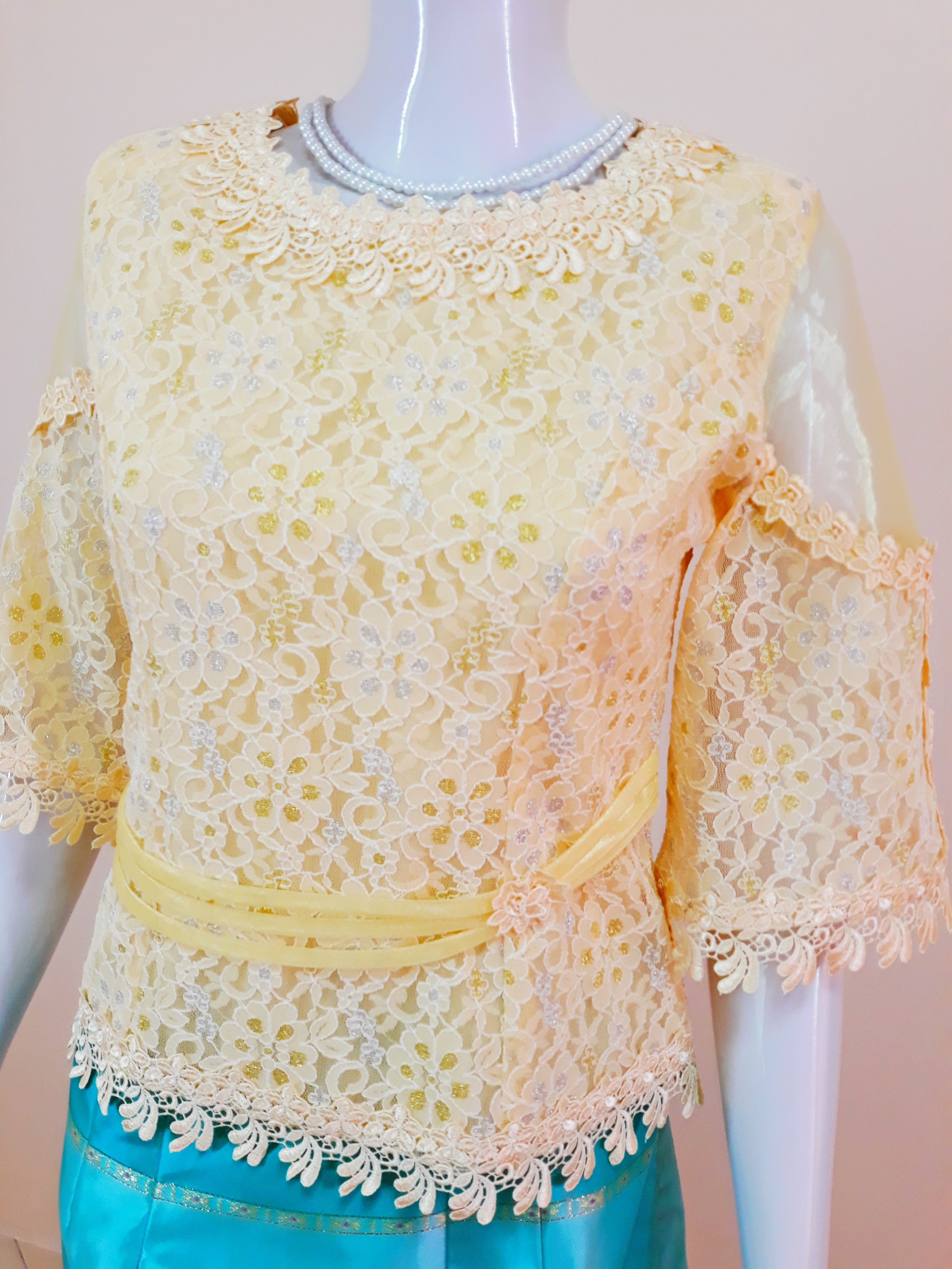 เสื้อลูกไม้ สีครีม สวยหรู ดูดีมีระดับ มีซับในตัว (อกวัดเต็ม37 : รอบอก 34-35 นิ้ว/ใส่ได้)