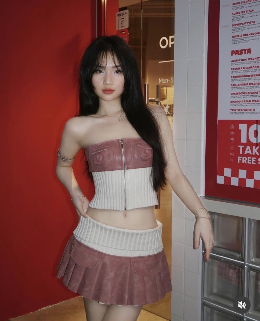 Set (2) ชิ้น สดใส แบบตะโกน ผ้าหนังอย่างดี ไม่หนัก เนื้อบาง เสื้อเป็นครอปสั้น ผสมผ้ายืด ตกแต่งกระเป๋าช่วงหน้าอก ซิบหน้า กระโปรงแต่งพีท ทั้งตัว ตกแต่งกระเป๋า มีซับในเป็นกางเกง สายเด่น สายดัง ต้องไม่พลาดรุ่นนี้ #กิตติ_ที #KITTI_T #เสื้อผ้าแฟชั่น #แบรนด์เวียด