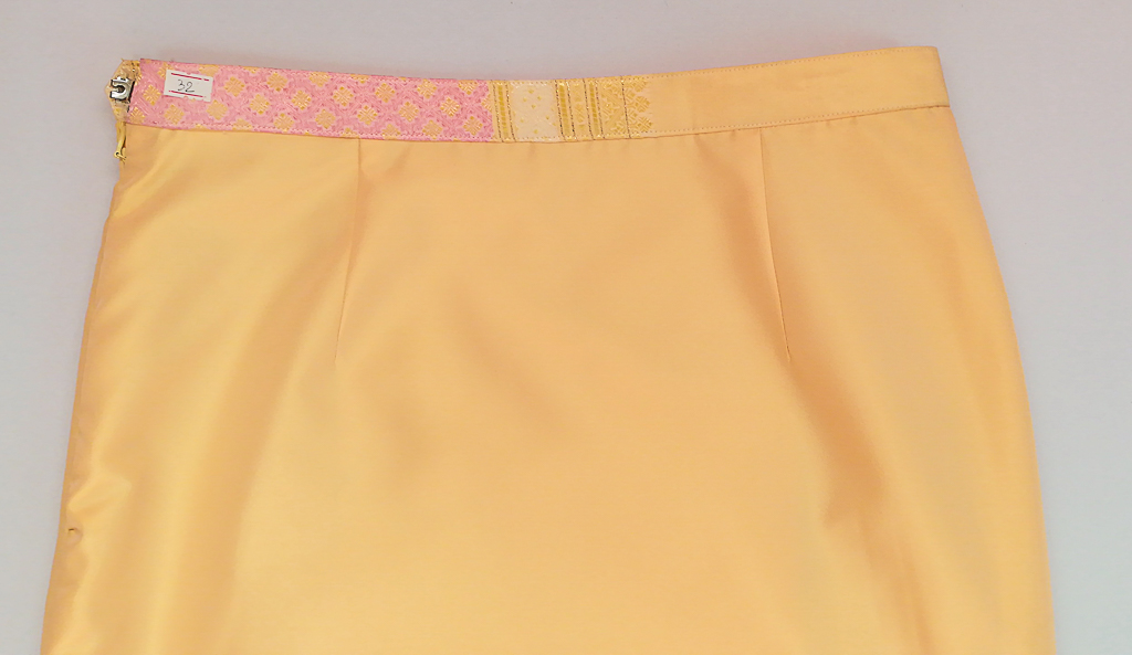 ผ้าถุงไหมสำเร็จรูป (สีครีม) งานตัดเย็บประณีต อัดผ้ากาวตามสีของผ้าถุง เนื้องานดีเกรด A (รอบเอว 32 นิ้ว)