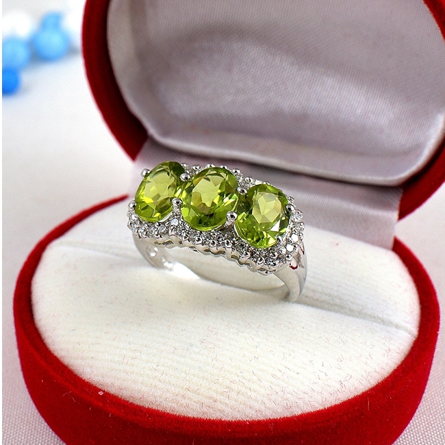 แหวนพลอยเพอริดอทแท้ แถว3เม็ดสวยเด่นเต็มนิ้วตัวเรือนเงินแท้ 92.5%