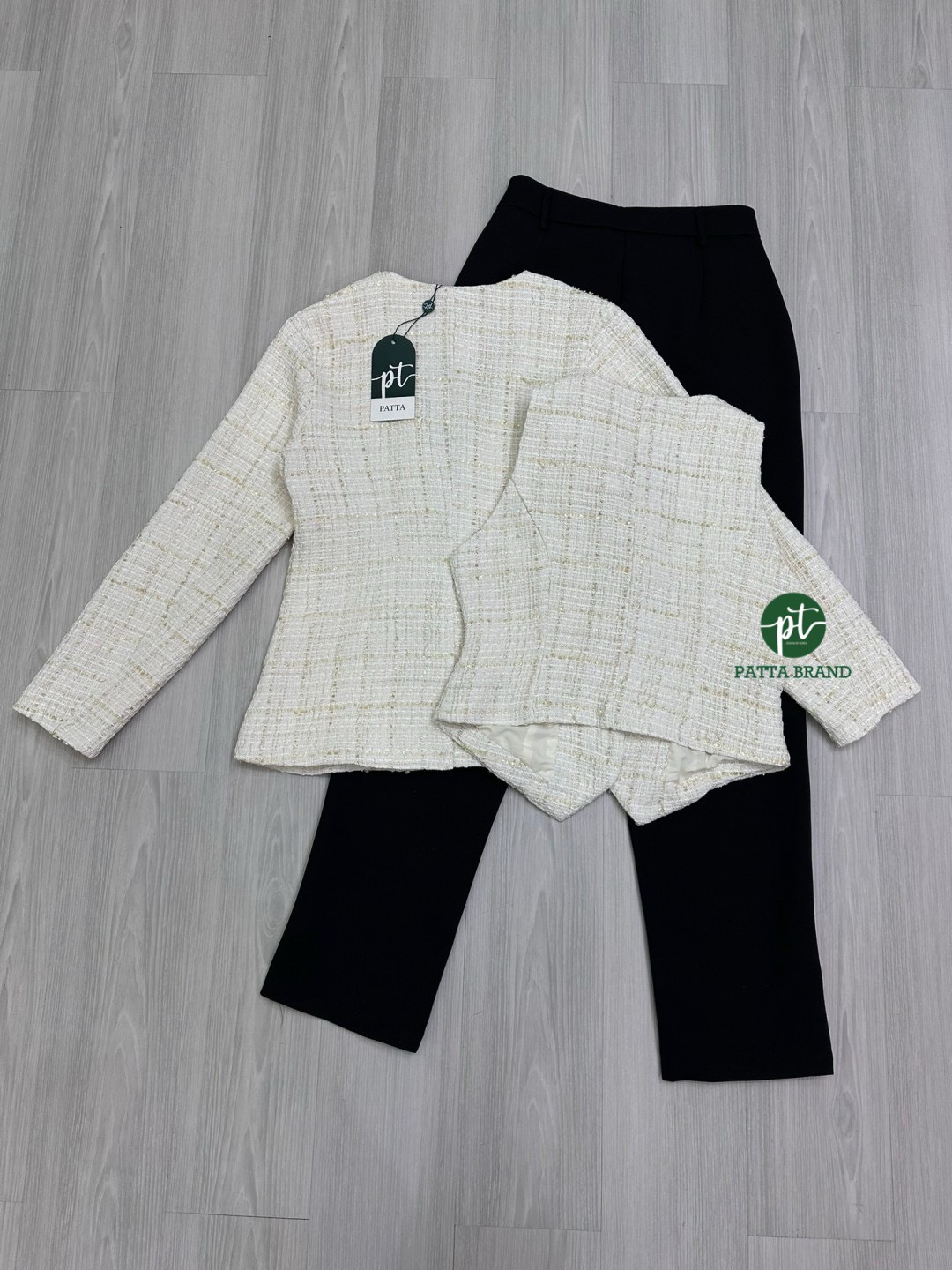 Set 3 ชิ้น เสื้อกั๊กทรงพอดีตัวเนื้อผ้าทวิตตารางสีครีมผสมดิ้นทอง มีกระดุมทองด้านหน้าใช้งานได้จริง ( ไม่เสริมฟองน้ำ ไม่มีซิปหลัง ) มาพร้อมกับเสื้อคลุมแขนยาวสไตล์สูทเนื้อผ้าเดียวกันมีกระดุมหน้า และ กางเกงขายาวสีดำทรงกระบอกเล็ก มีตะขอและซิปด้านหน้า มีกระเป๋า2