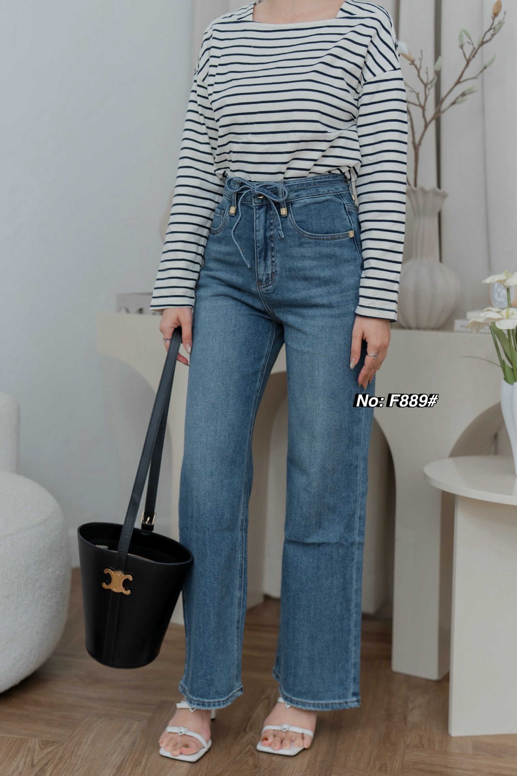 No. RGF889# -กางเกงยีนส์ขากระบอก ทรงขาตรง เอวสูง （ผ้ายืด) บอกเลยรุ่นนี้เนื้อผ้ายีนส์ยืดอย่างดี ผ้านิ่มมากกกค่ะ ฟอกสีสวย ใส่สบายมว๊ากก ดีเทลขอบเอวหน้าสวยเก๋ พร้อมด้วยป้ายหนัง น่ารักมากๆ