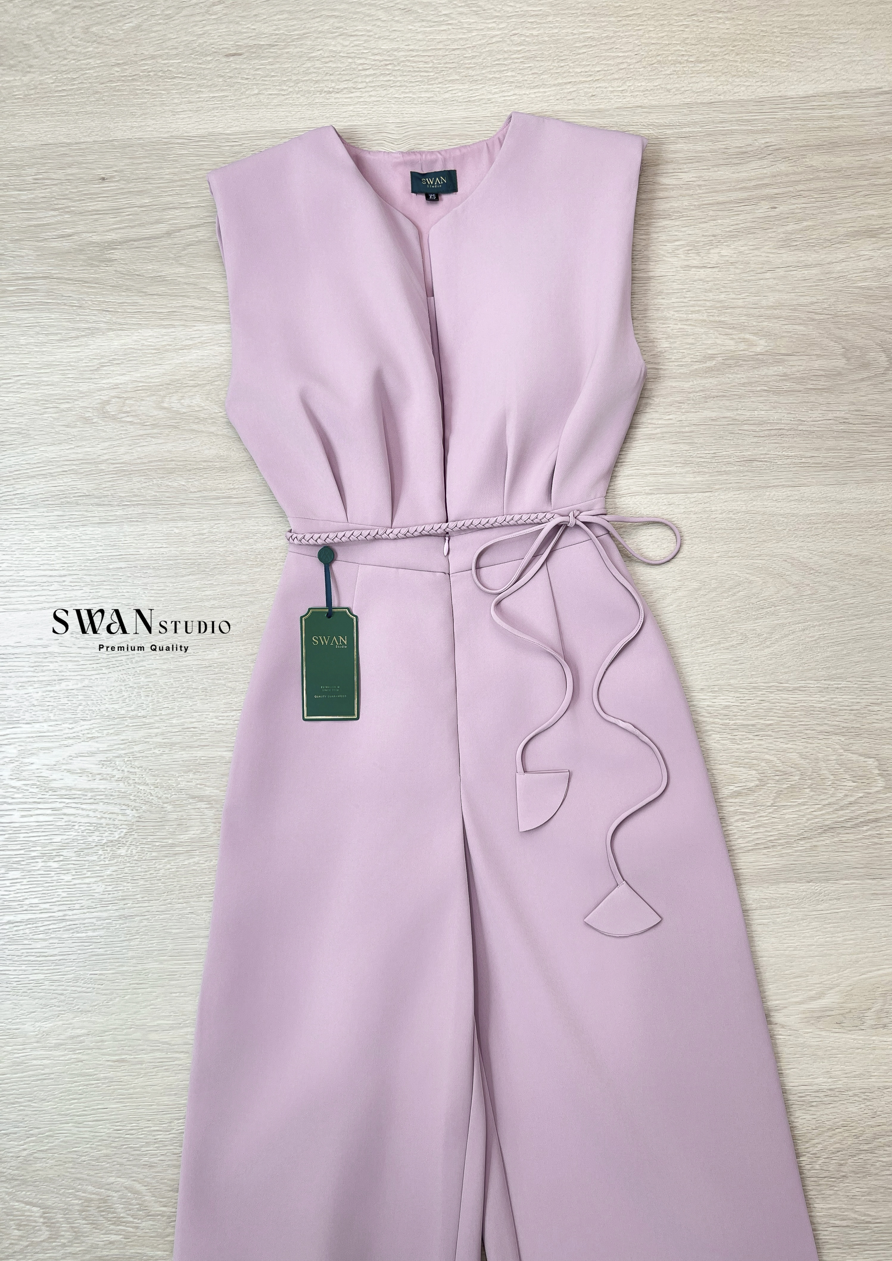 Set 3 ชิ้น จั้มสูทขายาวสีชมพู + เสื้อครอปสายเดี่ยใ + สายพันเอว ตัวจั้มสูทดีไซน์คอรูดซิปขึ้นลงได้ แขนล้ำช่วยพรางช่วงไหล่ ซิปหน้าสวมใส่ง่าย มาพร้อมเสื้อครอปสายเดี่ยวแยกชิ้น และสายพันเอวผูกเล่นทรงให้ดูมีสไตล์ เนื้อผ้านุ่ม ทรงสวยอยู่ทรง สีหวานละมุนแมตช์ง่าย