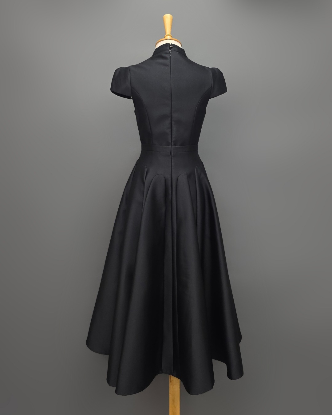 Label : LUXE ☑️เดรสเสื้อคอตั้ง แขนสั้น กระโปรงบาน ☑️ทำจากผ้าไหมดัตเชส ผ้าเนื้อดี เป็นทรง ใส่สบาย คัตติ้งประณีต ☑️ มีซิปซ่อนและซับในเต็มตัว