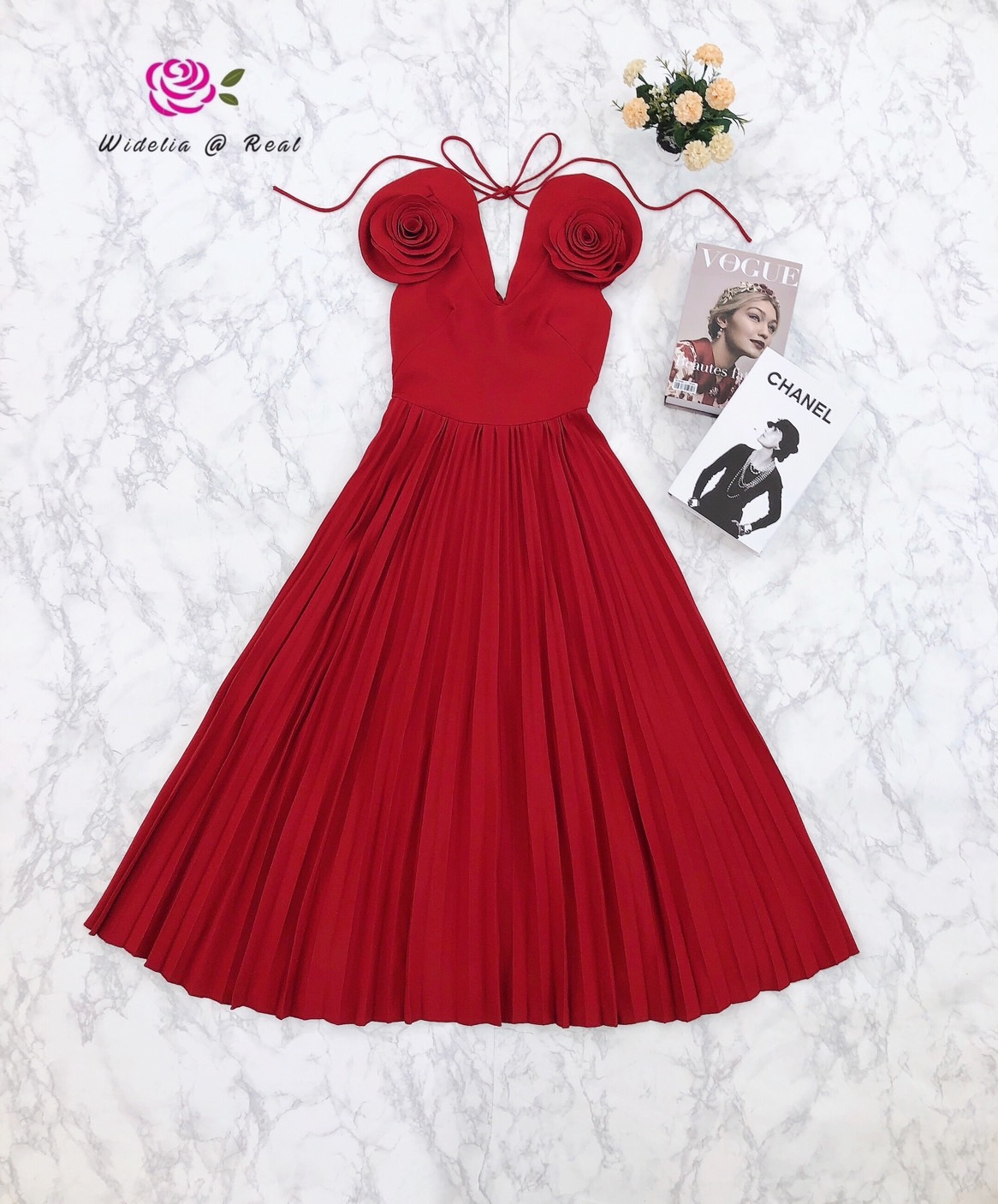 Maxi dress เเม็กซี่เดรสตัวยาว ไหล่ดอกกุหลาบ คอวีหน้าวีหลัง ผูกโบว์ ซิปหลัง กระโปรงอัดพลัท เนื้อผ้าเรียบ สีพื้น งานผ้าอย่างดีค่ะ ทรงสวยเป๊ะ คัตติ้งเนี๊ยบมากๆ รับรองใส่ออกมาไม่ผิดหวังการันตีให้เลย บอกเลยห้ามพลาดเด็ดขาด งานดีงานสวยแน่นอน