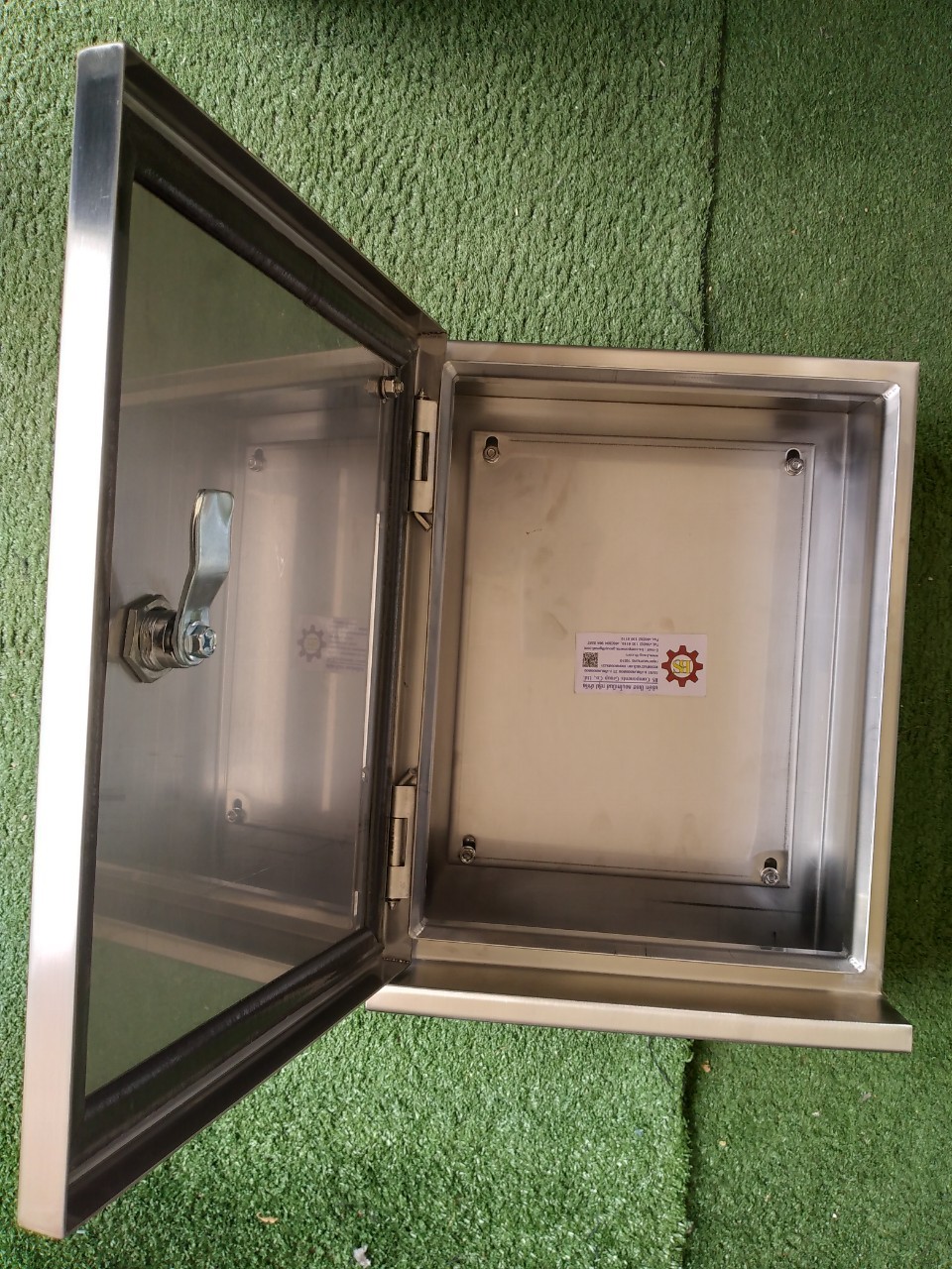 ตู้คอนโทรลสแตนเลส 304 กันน้ำ ฝาช้ันเดียว หลังคาสโลป W280xH350xD150mm. พร้อมหูยึด 4 มุม หนา 2มม.