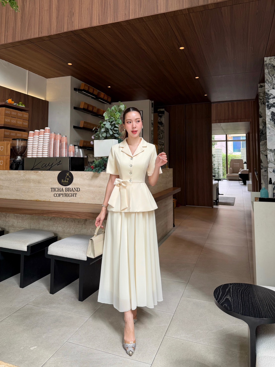 Set.3 ชิ้นเสื้อ+ กระโปรง+เข็มกลัด