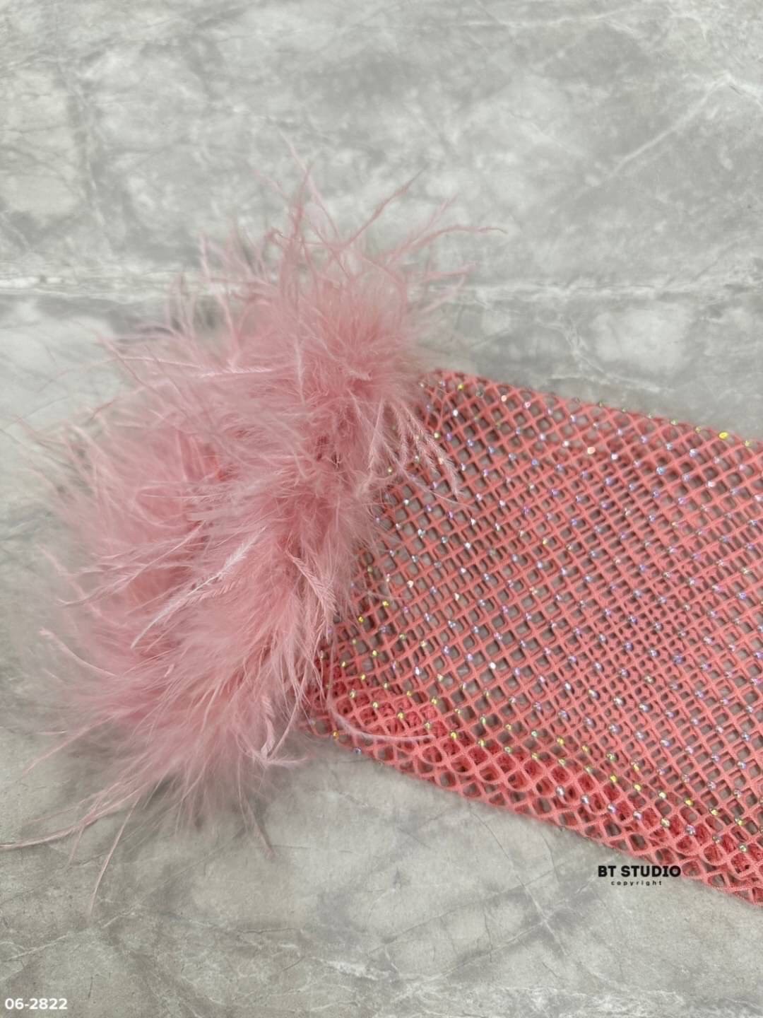 เซท 2 ชิ้น เดรสสั้นแขนยาว เนื้อผ้าตาข่ายแต่งคริสตัลเม็ดเล็ก ๆ ทุก ๆ ช่อง งานสวยม๊าก ปลายชายแขนแต่งขนฟู ๆ ทั้งสองข้าง มาพร้อมซับในสีนู๊ดแขนกุด แมทซ์กันสวย แซ๊บบ แต่ดูแพงค่ะ