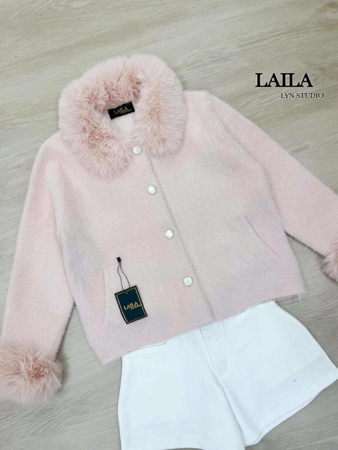 Tag : LAILA Detail: SET เสื้อ+กางเกง งานเสื้อสเวตเตอร์ทรงแขนยาวงานผ้าขนนุ่มๆๆทั้งตัวดีไซน์แต่งคอปกด้วยขนมิ้งหนานุ่มผ้าดีสุดๆ ด้านหน้าแต่งกระดุมเลื่อมๆสีมุข ตัวเสื้อมาในโทนสีออฟไวท์/ชมพู มาพร้อมกางเกงขาสั้นงานผ้าพรีเมี่ยม แมชสุดๆลุคนี้สวยแพง น่ารักมากๆๆคร่