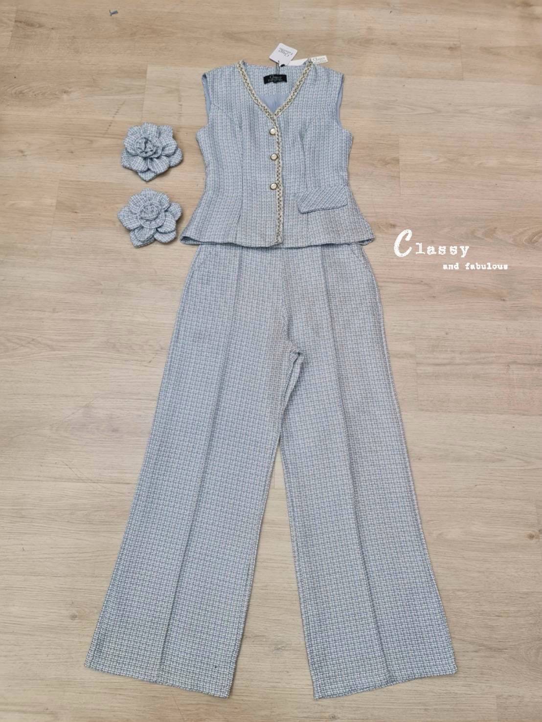 set เสื้อคอวีแขนกุดผ้าทวิตทั้งชุด ตรงคอและรางกระดุมตกแต่งด้วยเส้นลูกไม้ลายสวย กระดุมหน้าถอดได้จริง มีกระเป๋าเสื้อข้างนึงและมีดอกไม้เข็มกลัดสวยๆ ถอดได้ 2 ดอก ใส่คู่ขายาวทรงกระบอกกลาง ซิปหลัง มีกระเป๋าล้วงจริงทั้ง2 ข้าง มึซับในทั้งชุด เนื้อผ้าทวิตอย่างดี ใส