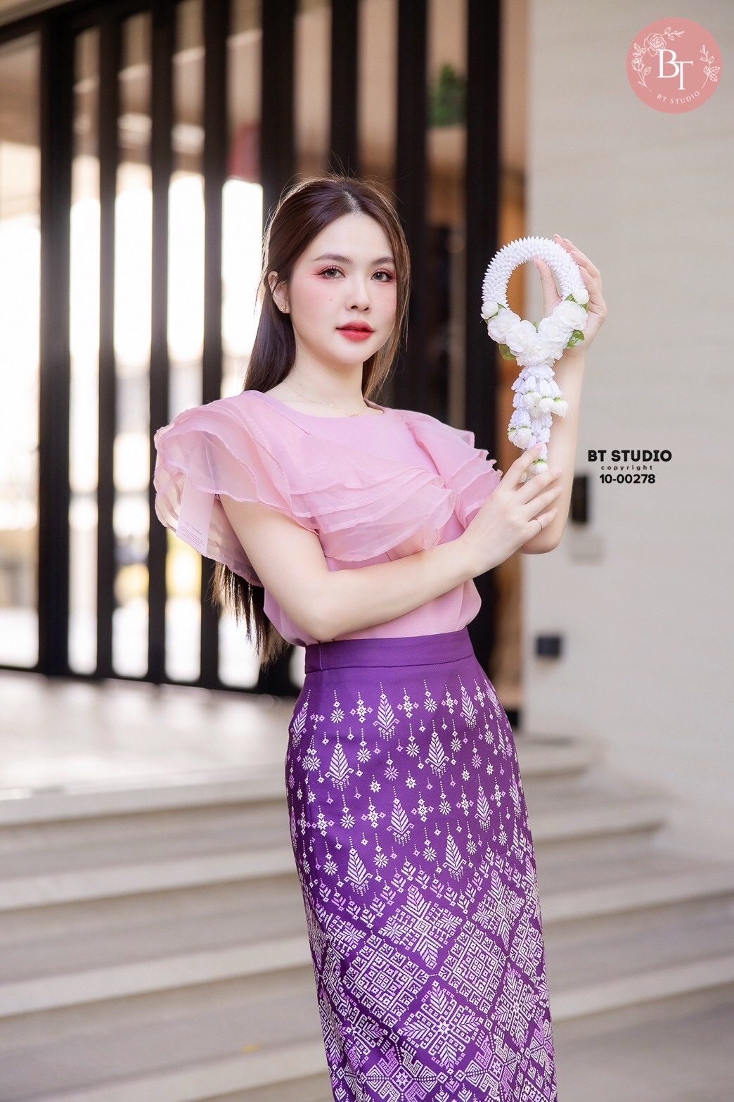 TAG : BT STUDIO DETAIL : เซท 2 ชิ้น เสื้อสีชมพูแขนกุดแต่งระบายช่วงไหล่ไล่ลงมาตรงกลางทั้งด้านหน้าและหลัง ซิปหลังมาพร้อมกระโปรงผ้าถุงประยุกต์พิมพ์ลายสีม่วง งานสวยเนื้อผ้าดีคัตติ๊งสวยมีซับในค่ะ