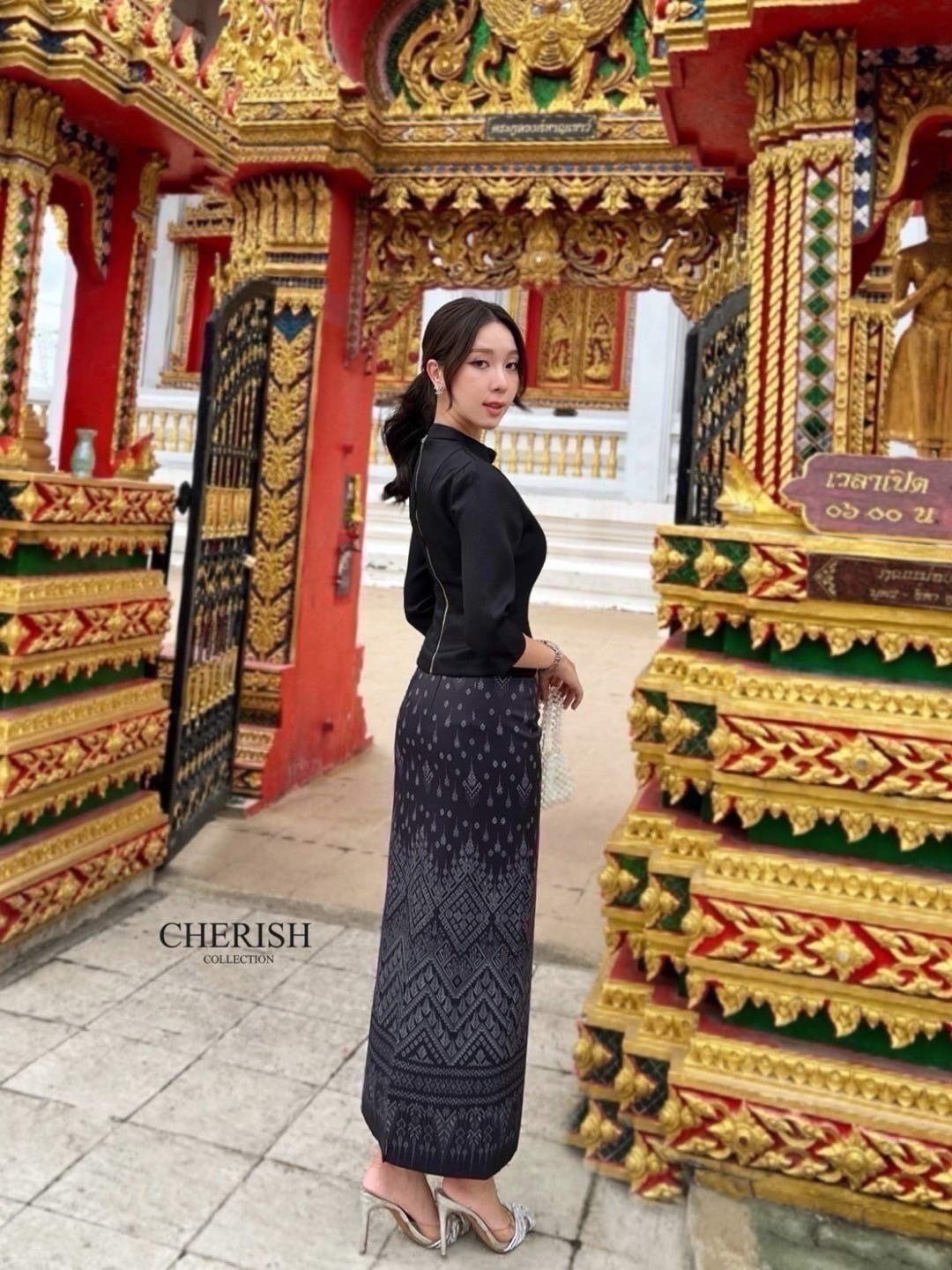 เช็ท 3 ชิ้น ชุดงานบุญ ชุดไทยหรือจะใส่เป็นธีมชุดเพื่อนเจ้าสาวก็เหมาะ ใส่ได้ทุก เทศกาล ดีเทล เสื้อคอกลมแต่งกระดุมเรียง แขน 3 ส่วน เสริมซับในอย่างดี ใส่คู่ผ้าถุงพิมท์ลาย เนื้อผ้าใส่สบาย มีเข็มขัด ไม่ว่าจะออกงานไหน ก็สวยยืนหนึ่งค่ะ