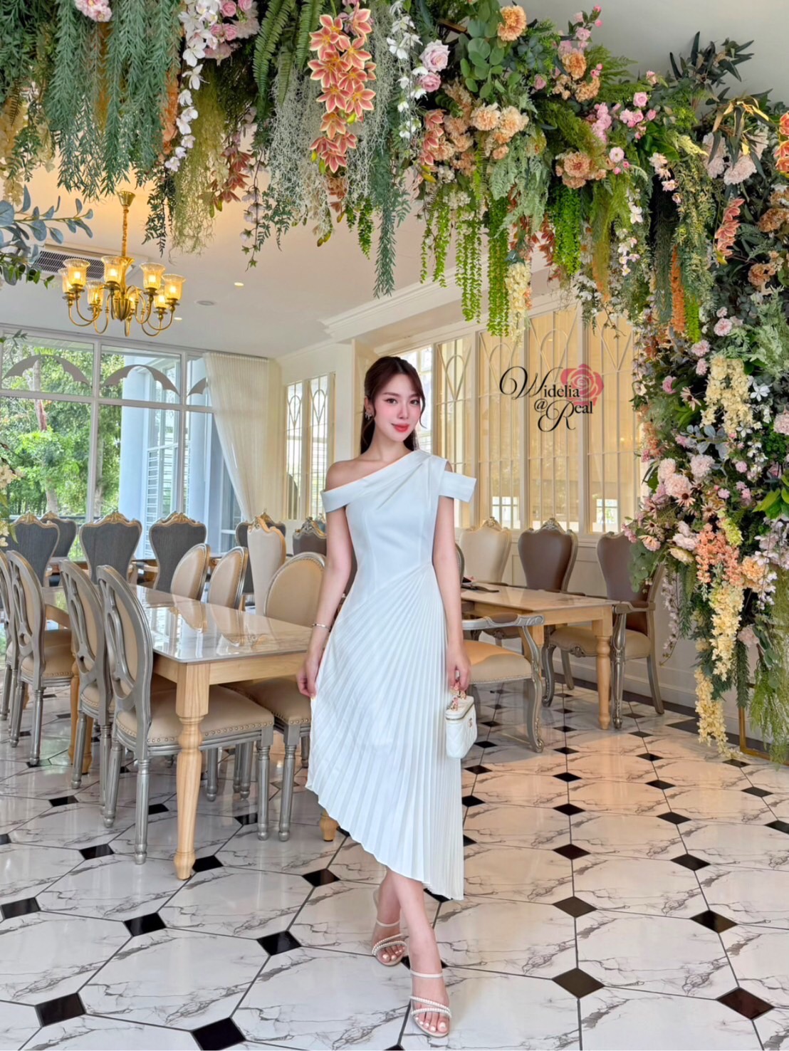 Dress เดรสตัวยาว ปาดไหล่ กระโปรงปลายเฉียง เนื้อผ้าเรียบ สีพื้น ซิปข้าง ผ้าอัดพลีท ผ้าอย่างดี มีน้ำหนัก ไม่บาง งานคัตติ้งเนี๊ยบ ทรงสวยเป๊ะมาก รับรองใส่ออกมาไม่ผิดหวังการันตีให้เลย บอกเลยห้ามพลาดเด็ดขาด