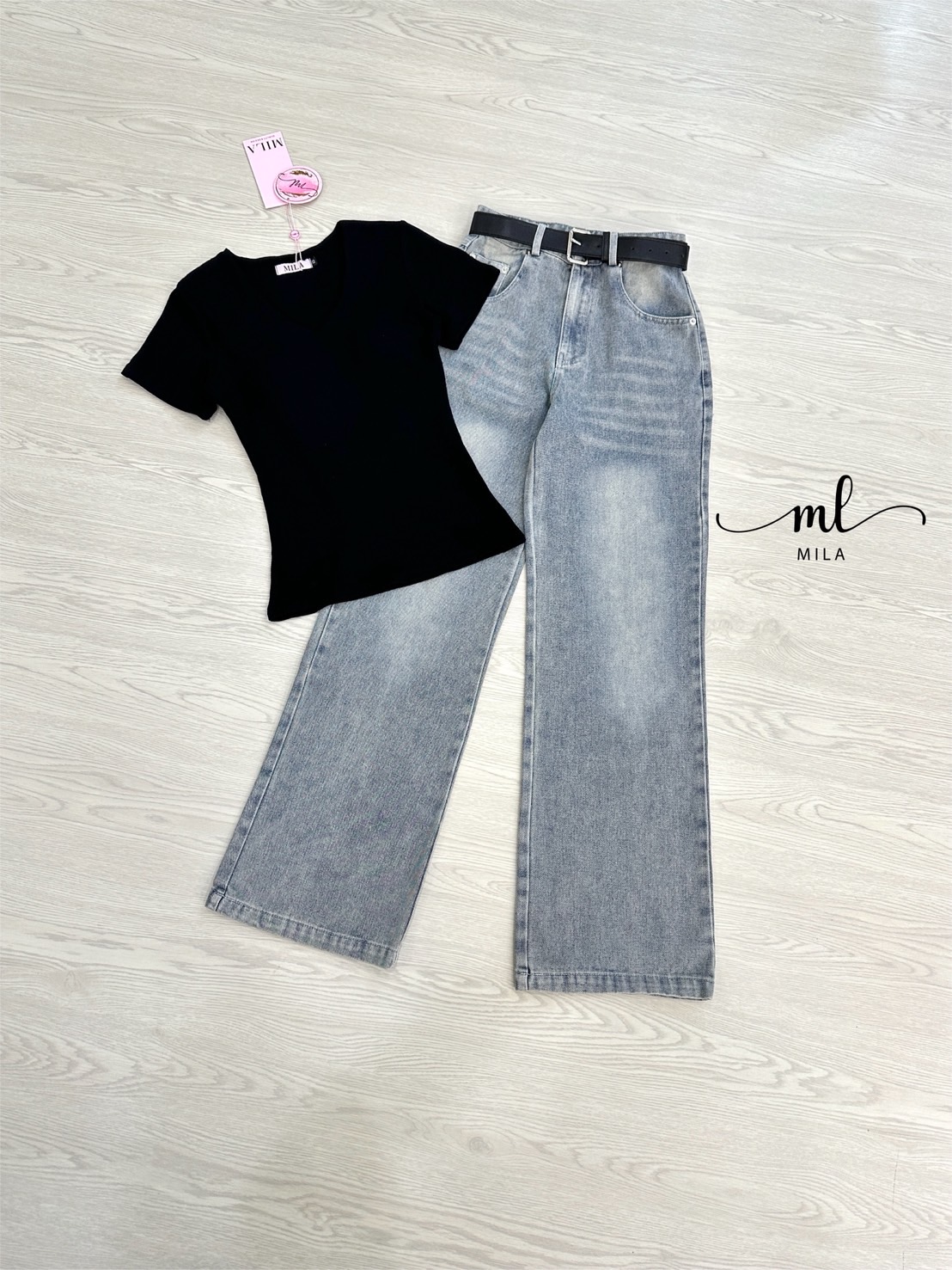 Set 3 ชิ้นลุคคุณหนูสายชิค เสื้อยืดคอวีผ้านุ่มเด้ง สีดำ (มีฟองน้ำ) ใส่แล้วผิวดูผ่อง เนื้อผ้ายืดหยุ่นพอดีตัว ไม่ย้วยง่าย แมตช์กับกางเกงยีนส์สีอ่อนทรงกระบอกใหญ่ มีกระเป๋าล้วงทั้งสองข้าง