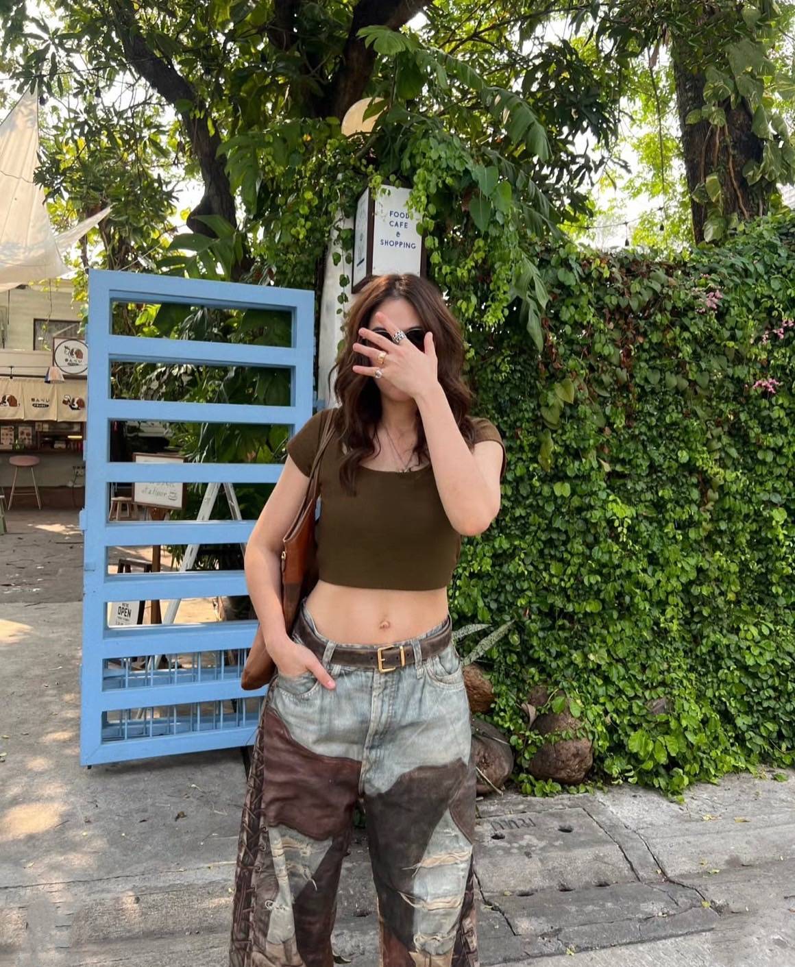 Tag: LAILA Detail: Set เสื้อ+กางเกง+เข็มขัด เสื้อแขนสั้นทรงกึ่งครอป งานผ้ายืดหยุ่นเด้งสวย มาในโทนสีน้ำตาลม่อคค่า มาพร้อมกางเกงยีนส์💯 ขายาวงานนำเข้า ทรงบอยๆปล่อยๆ แต่งลายวินเทจเก๋สุดๆ พร้อมเข็มขัดหนังสีดำ ยีนส์ทรงดีสุดๆคุ้มค่าาการันตีเต็มสิบไม่หักค