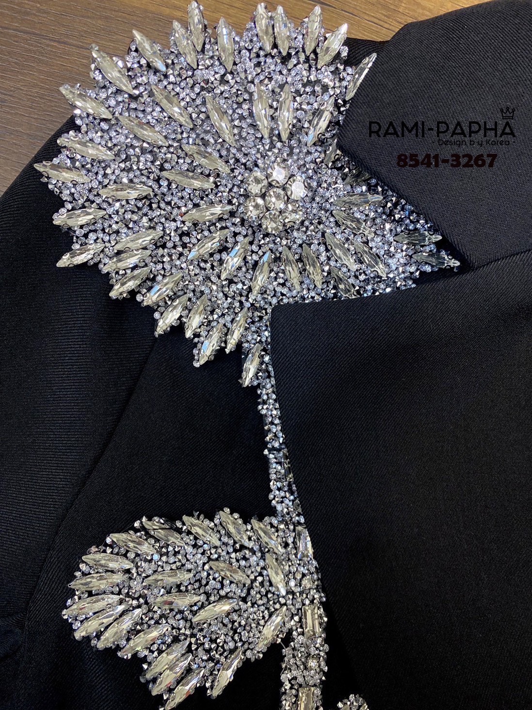 Label :: RAMI-PAPHA(รมิปภา) Detail :: สูท+เสื้อ+ขาสั้น เซต3ชิ้นสีดำคลาสสิก แมทง่ายทุกโอกาส เสื้อสูทดีเทลสวยเก๋ได้ลุ๊คหรูหรา ผู้ดีฝุดๆ แต่งอะไหล่ด้านหน้า**วัสดุอย่างดีเกรดPremium** กระดุมหน้าใช้งานได้จริง ไหล่เสริมฟองน้ำให้ดูสง่า กระเป๋าใช้งานได้จริง ซับใน