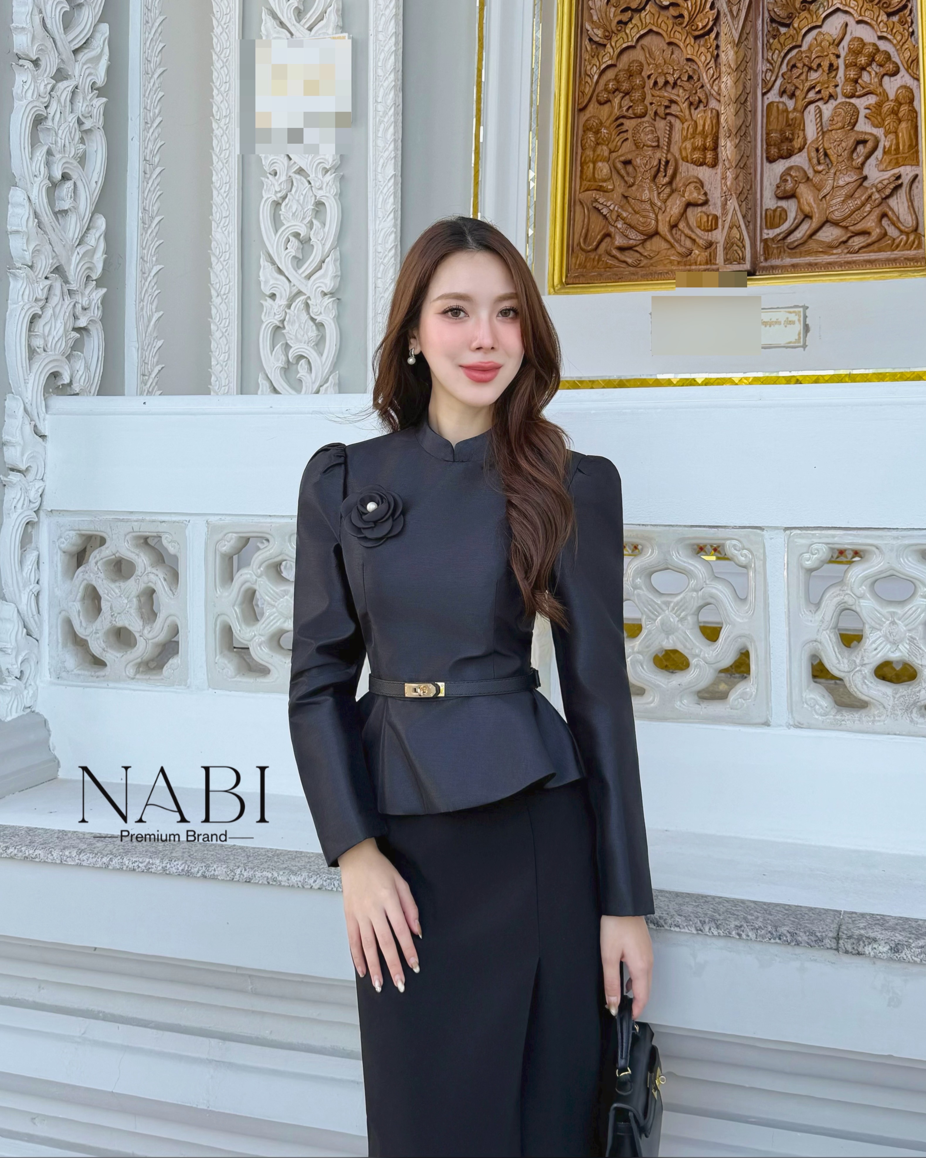 ชุดเซ็ตแขนยา คอกลม มีซัปในฟองน้ำในตัว มาคู่กับกระโปรงยาวทรงชุดไทย พับจีบด้านข้าง ผ่าทรงVด้านหลัง งานอัดกาวอย่างดีอยู่ทรง ใส่คู่กับเข็มกลัดดอไม้และเข็มขัดคือ สวยหรูลงตัวมาก ดีไซน์สวยดูผู้ดีแบบไทยๆ ไม่ซ้ำใคร ใส่ได้หลายโอกาศ ราคาคุ้มสุดๆ ห้ามพลาดนะคะสาวๆ #ชุ