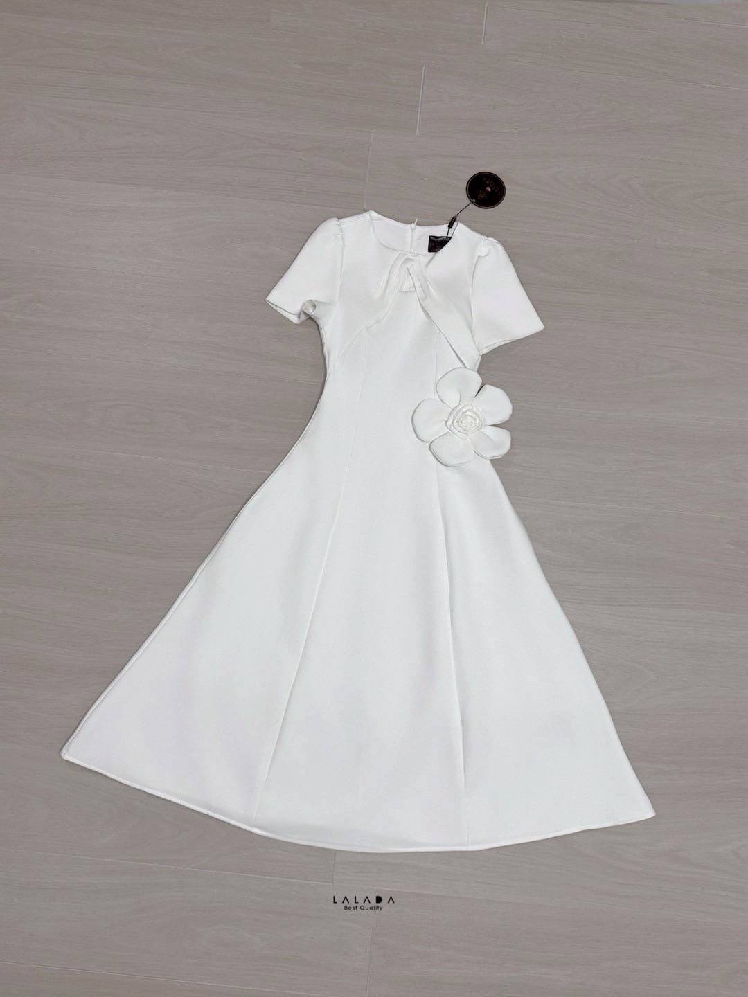 เดรสสีขาวยาว มีแขน ลูกหนูลูกคุณ แต่งดอกไม้ช่วงเอว เรียบร้อยสวยหรู งานซิปหลัง ตัดเย็บอย่างดี มีซับใน สวมใส่ได้หลายโอกาส Color::ตามรูป