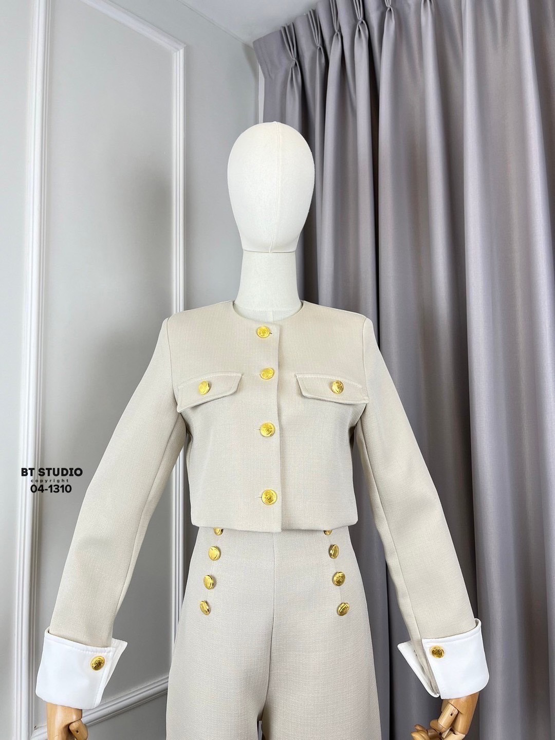 TAG : BT STUDIO DETAIL : เซท 2 ชิ้น เสื้อเบเซอร์แขนยาวคลุมด้านหน้าแต่งกระเป๋าหลอกกระดุมสีทองปั้มลาย ปลายแขนแต่งตัดต่อพับตัดสีขาว มาพร้อมกางเกงขายาวแต่งกระดุมสีทองเรียงตรงกลางงานสวยเนื้อผ้าดี
