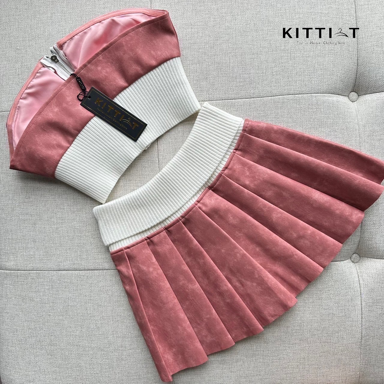 Set (2) ชิ้น สดใส แบบตะโกน ผ้าหนังอย่างดี ไม่หนัก เนื้อบาง เสื้อเป็นครอปสั้น ผสมผ้ายืด ตกแต่งกระเป๋าช่วงหน้าอก ซิบหน้า กระโปรงแต่งพีท ทั้งตัว ตกแต่งกระเป๋า มีซับในเป็นกางเกง สายเด่น สายดัง ต้องไม่พลาดรุ่นนี้ #กิตติ_ที #KITTI_T #เสื้อผ้าแฟชั่น #แบรนด์เวียด