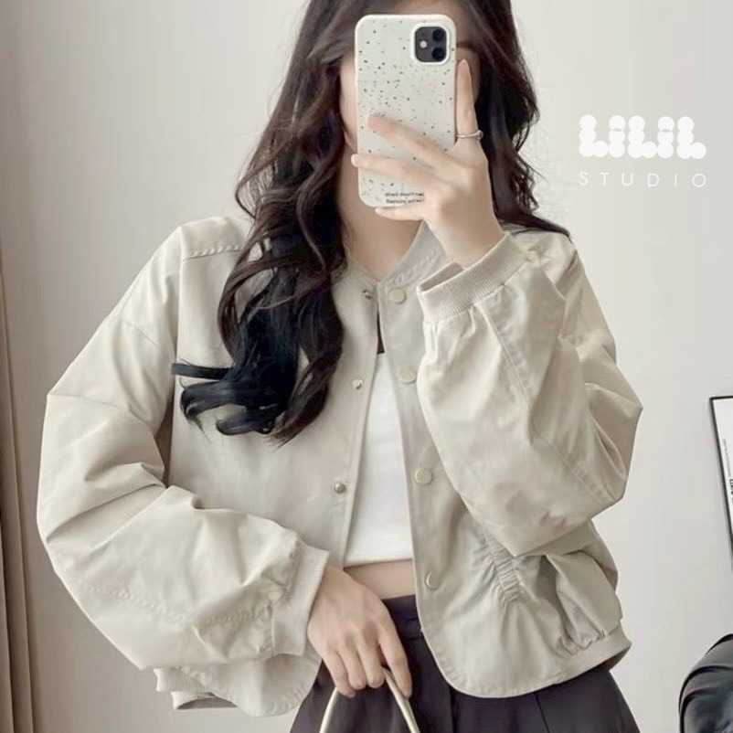 แจ็คเก็ตครอปทรงบอมเบอร์ ดีไซน์มินิมอล เนื้อผ้าพรีเมียมนุ่มเบา จะเท่ก็ได้ หวานก็ดีค่ะ