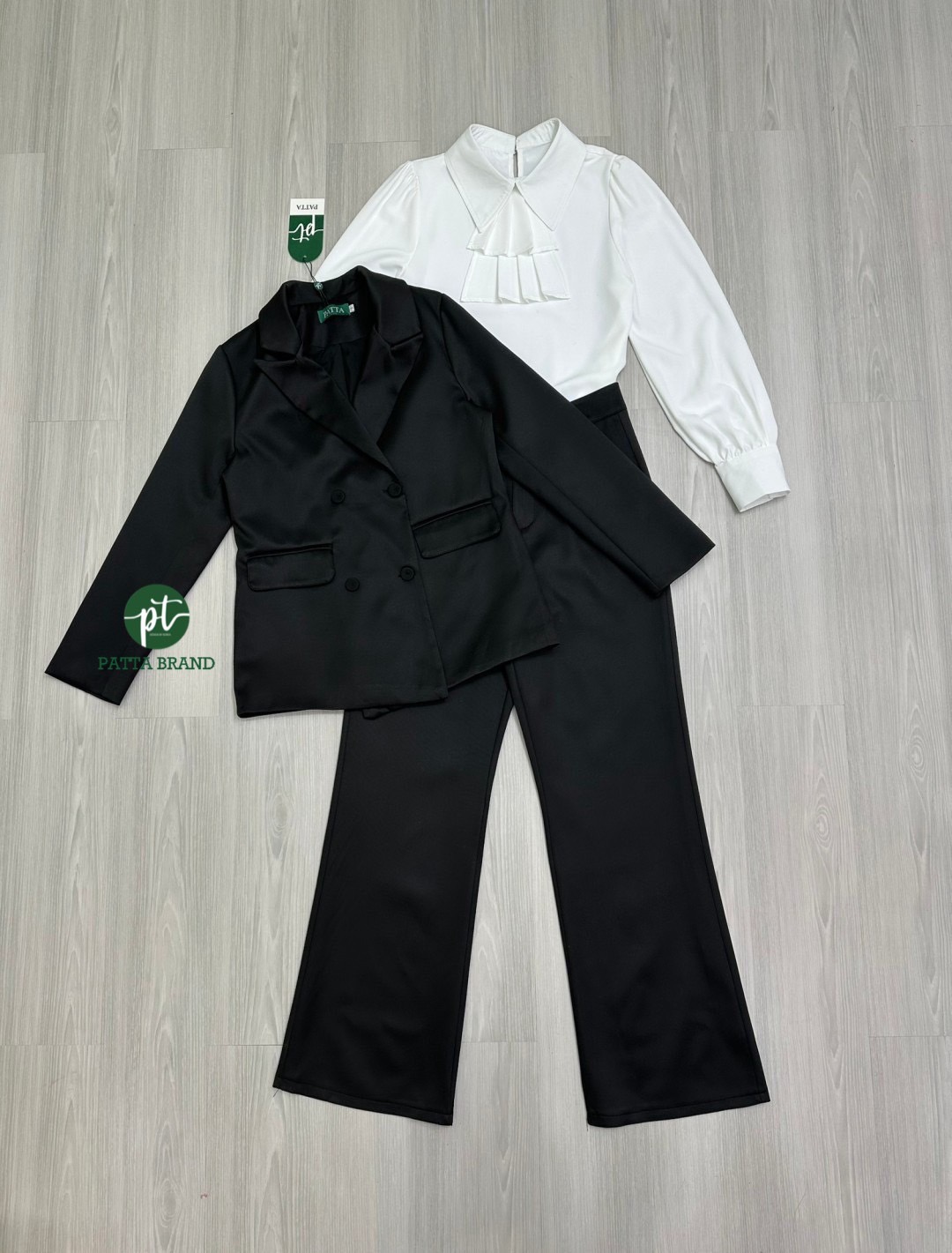 Set3ชิ้น สีดำเสื้อคลุมสูทแขนยาวมีกระดุมหน้าและมีกระเป๋าใช้งานได้จริง มาพร้อมเสื้อแขนยาวตัวในสีขาวอกแต่งระบายผ้าพริ้วในสบาย(มีกระดุมเกี่ยวช่วงคอด้านหลัง)ใส่แม๊ทช์คู่กันลงตัวมากๆ และมาคู่กางเกงขายาวทรงกระบอกทรงสวย มีตะขอซิปหน้า/และมีกระเป๋า2ข้างเก๋ๆ เย็บซับ
