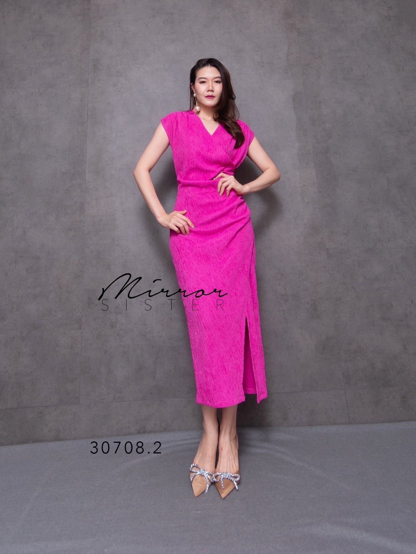 MiRRoRSiSTER's BaMby DReSS•• เดรสตัวยาวทรงงาม ดีไซน์สวยหรู แพทเทรินเป๊ะมากแต่งจับย่นๆอำพรางสัดส่วน!! ใส่แล้วดูผอมเพรียว.. ช่วงบนเป็นเสื้อคอวีไขว้ทับกัน ช่วงล่างเป็นกระโปรงแพทเทรินทรงสอบผ่าหน้า..! เนื้อผ้ามีtextureสวยมีความหนากำลังดี..มีความยืดหยุ่นได