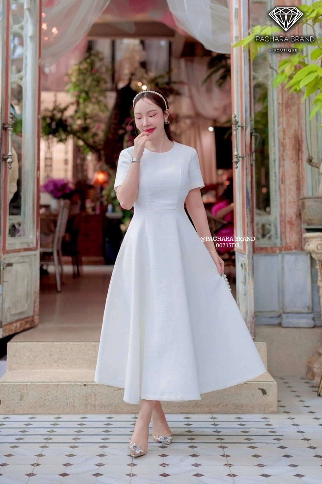 เดรสยาวคอกลมแขนสั้นสีขาว ช่วงเอวตีเกร็ดเข้ารูป ชายกระโปรงบานเป็นทรงสวยมาก เนื้อผ้าหนามีเท็กเจอร์ทอลายนูนสวย งานซิปด้านหลัง มีซับในอัดกาวอย่างดี รุ่นนี้ใส่ชิลล์ถ่ายรูปสวยได้ทุกโอกาสเลยนะคะ #PACHARABRAND