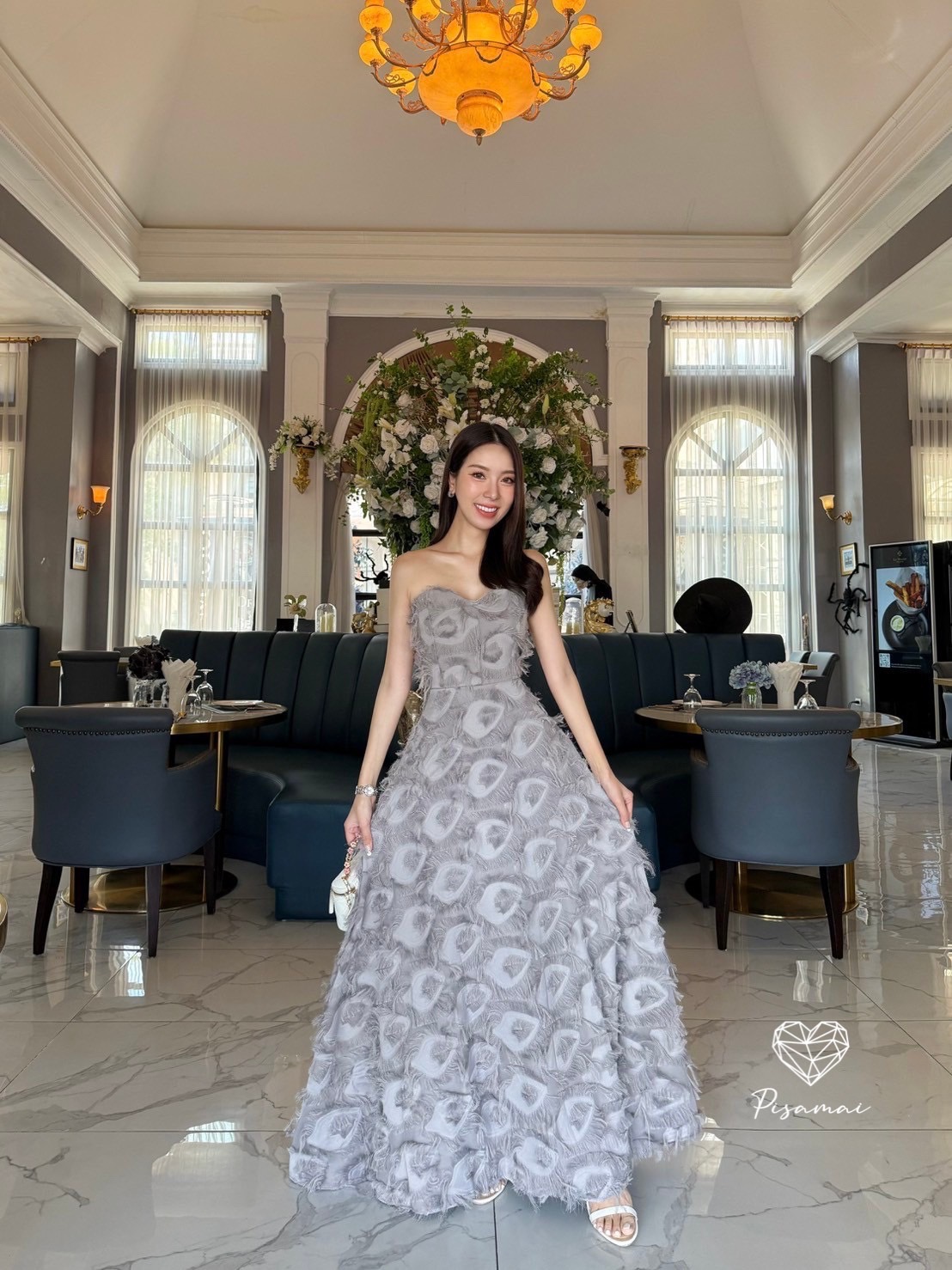 เดรสเกาะอกขนนกสีเทาตัวยาวบาน ใส่ไปงานสวยๆได้เลยค่า ราคานี้มือต้องไวเลยค่า รุ่นนี้ใส่สวย เนื้อผ้าดีมากกกกกกก ห้ามพลาดเลยค่า