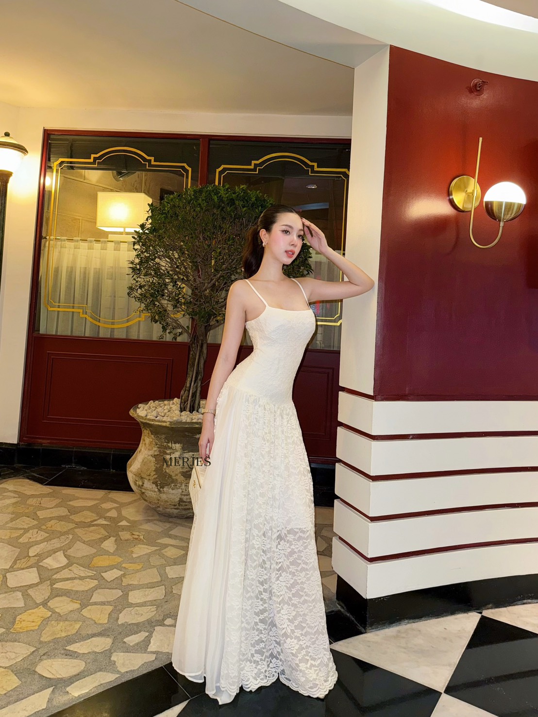 𝐌𝐄𝐑𝐉𝐄𝐒 𝐒𝐓𝐔𝐃𝐈𝐎 (เมอร์เจส) 𝐏𝐫𝐢𝐜𝐞 : 950.- 𝐃𝐞𝐭𝐚𝐢𝐥 : เดรสยาวสีขาวสายเดี่ยวผ้