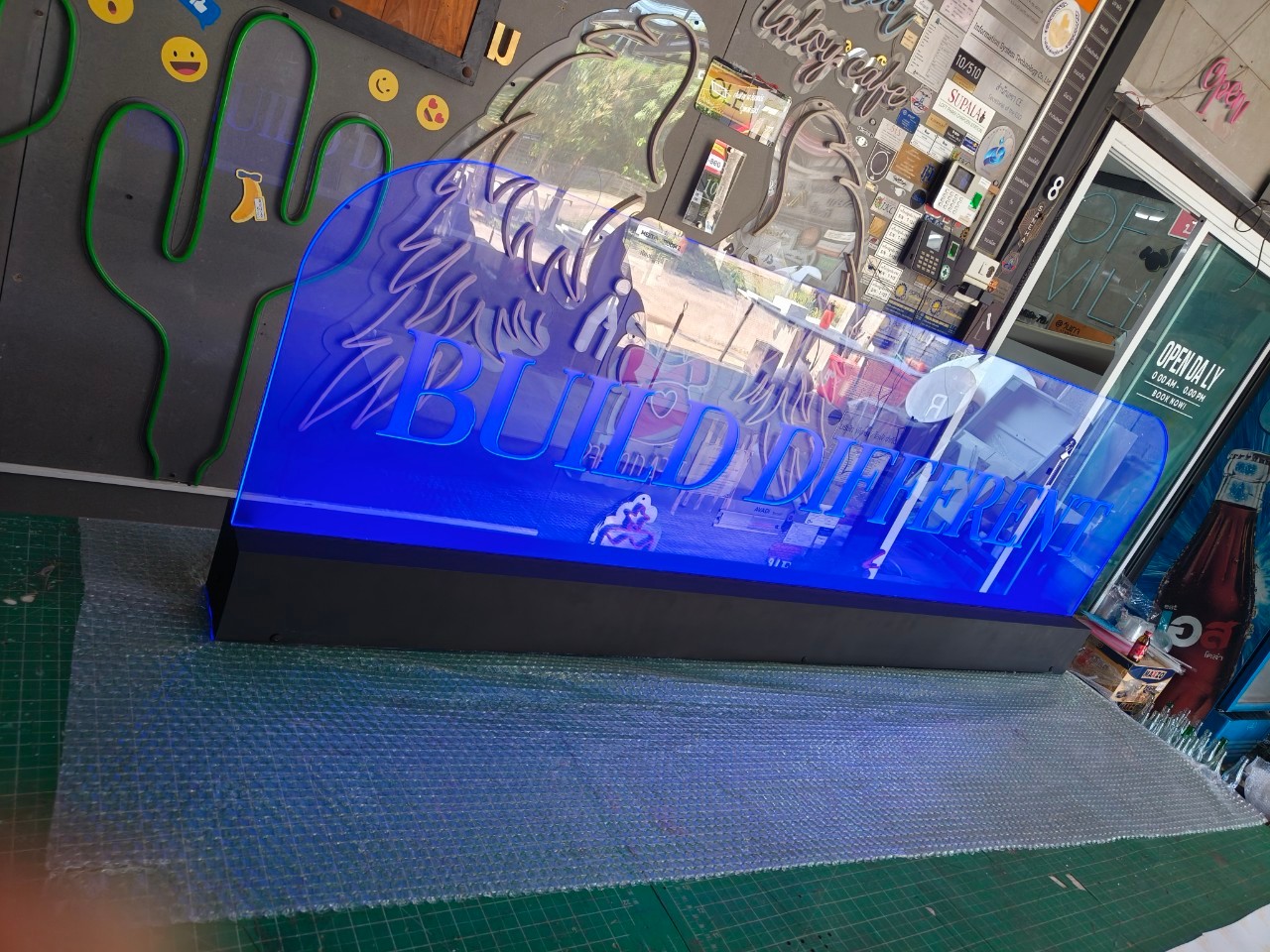 ป้ายอะคริลิค ฐานรางไฟ BUILD DIFFEREND