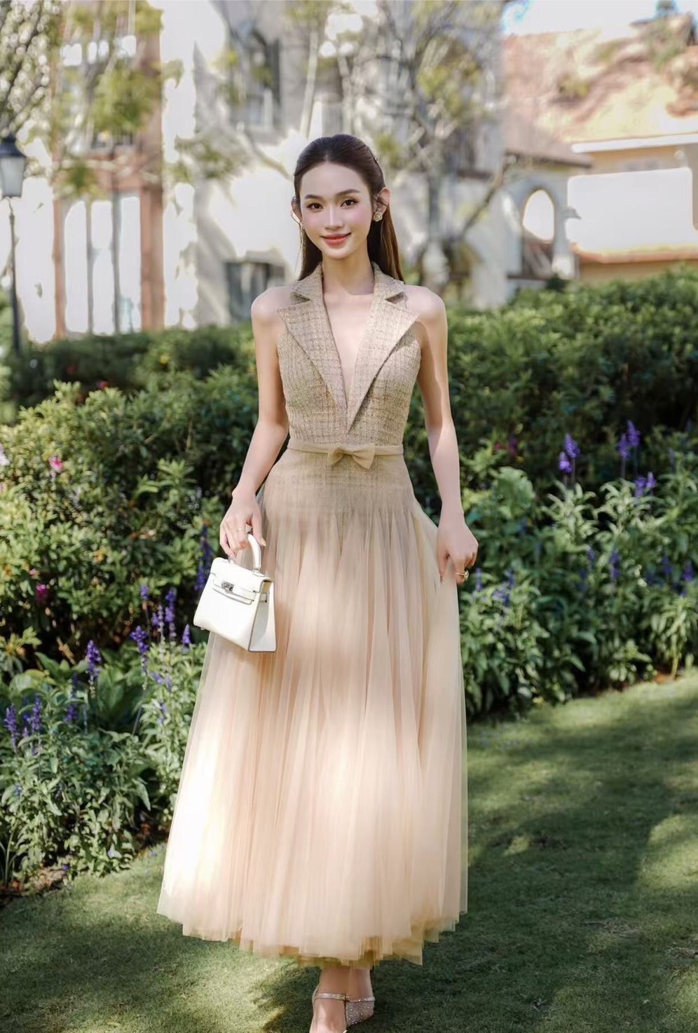 ดรสท่อนบนเป็นผ้าทวีตเท็กซ์เจอร์แน่น หรูหราเหมือนสูทแบรนด์ดัง ดีไซน์คอปกสูทเก๋ๆ ให้ลุคดูโปรแต่ไม่แก่ คาดเอวด้วยโบเล็กสีครีม เพิ่มความฟรุ้งฟริ้งเบาๆ แบบลูกคุณ