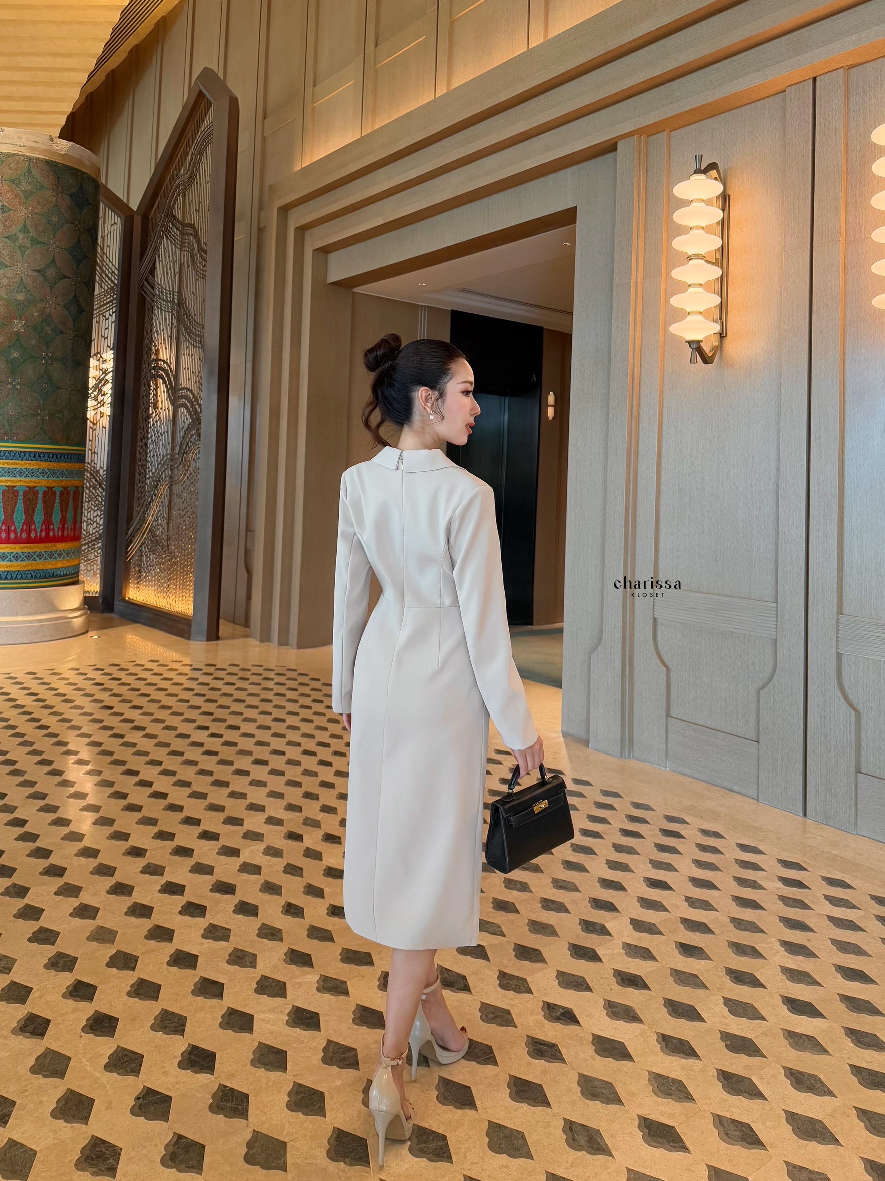 เดรสปกสูททรงเข้ารูปสวยมากก รุ่นนี้มีความพิเศษที่การดีไซน์เย็บจับจีบบริเวณที่ให้เอวทำให้ดูผอม และปกพุงได้ดี เพิ่มความหรูด้วยกระดุมอะไหล่เพชรสวยมากก เดรสมีซับในทั้งชุด ผ้านุ่มใส่สบายมากก แอบเซ็กซี่เล็กๆการผ่าด้านข้างทำให้สวยและเดินสะดวกมาก ซิปซ่อนด้านหลังน๊