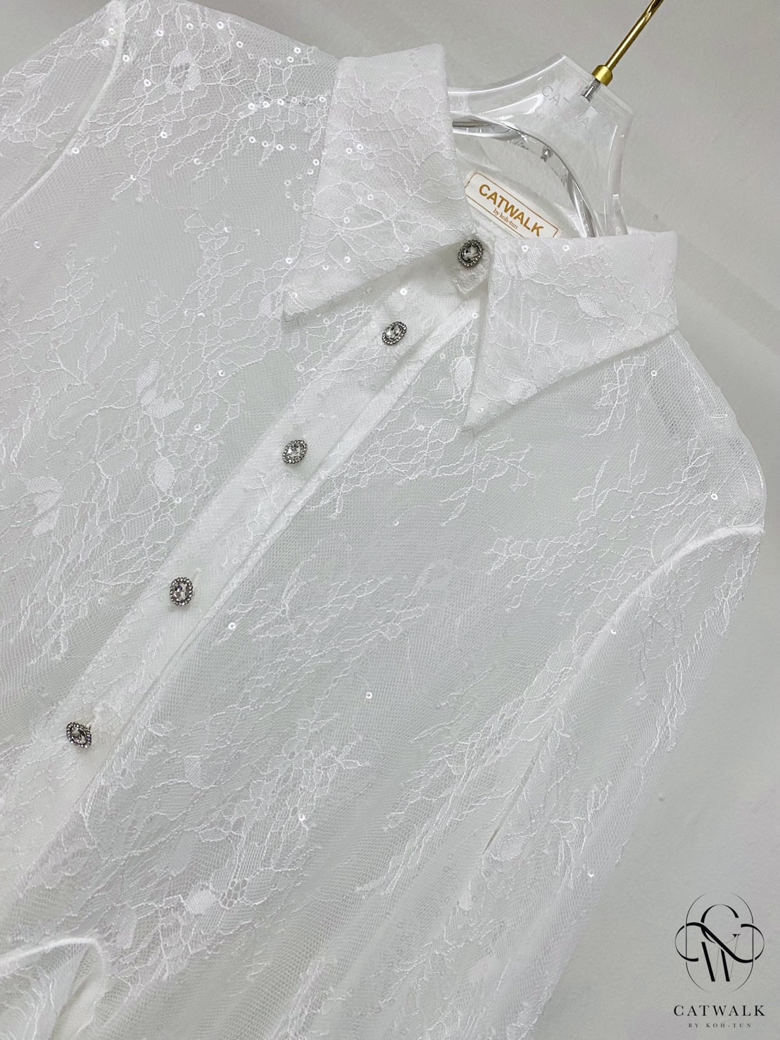 งานป้าย CATWALK BY KOH-TUN Detail>>>เสื้อเชิ้ตเทหลังผ้าลูกไม้ซีทรูปักแต่งเลื่อม เนื้อผ้าลูกไม้ซีทรูเกรดเอ