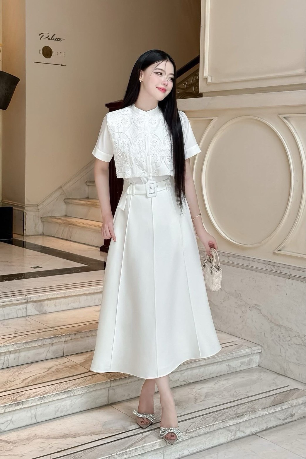 Set 2 ชิ้น เสื้อแขนสั้นสีขาว กระดุมหน้า ดีเทลคอปิด แต่งคลุมลุลูกไม้ยาวถึงกลางลำตัว แมทซ์กับกระโปรงยาวสียาว ตีเก็ดหน้าหลัง มีซิปหลังช่อน ชับใน มาพร้อมเข้มกลัดผ้าสีเดียวกับชุด ใส่แมทส์กันสวย ลัคชูสุดๆ ห้ามพลาดนะคะ
