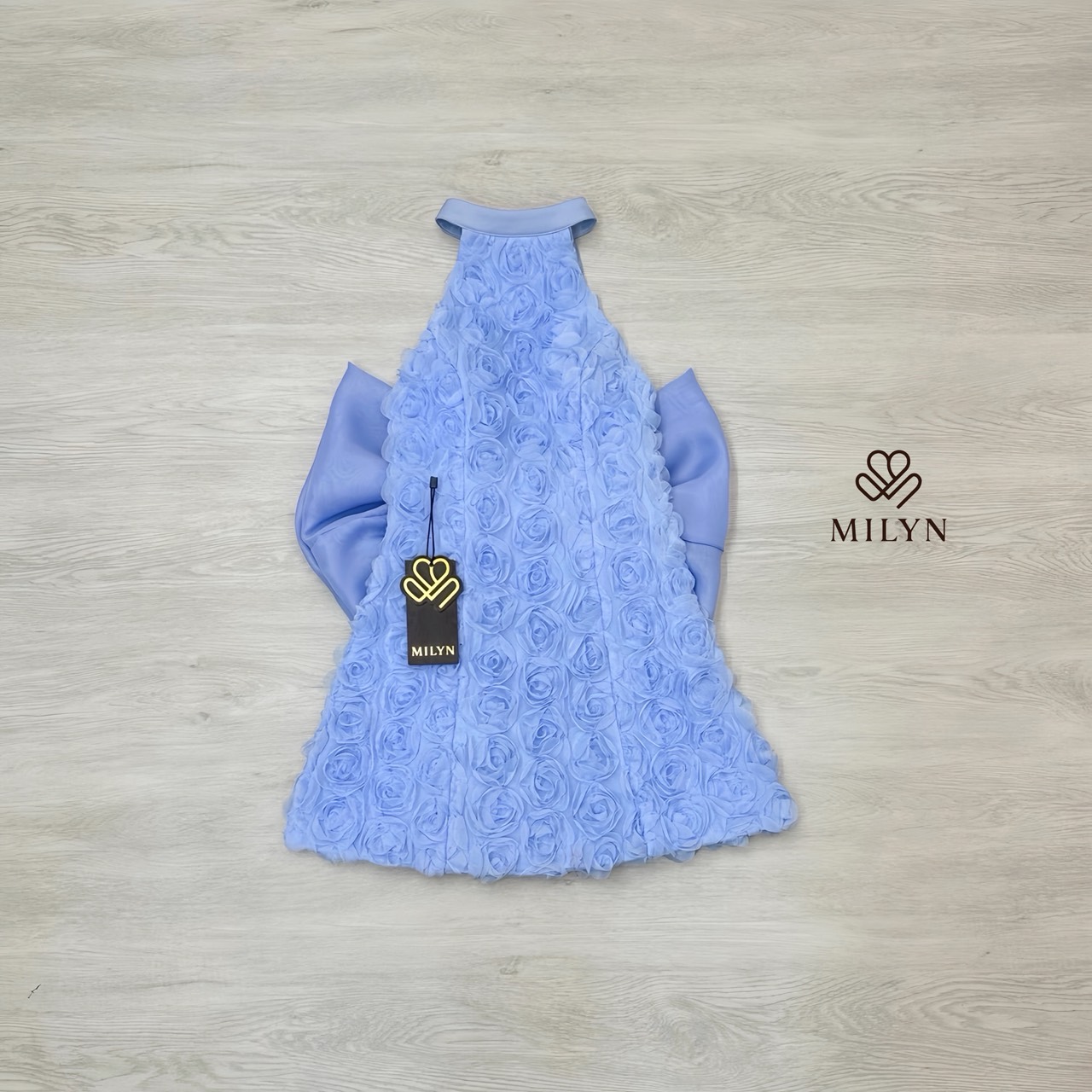 มินิเดรสแต่งดอกกุหลาบทั้งตัว ดีเทลเนื้อผ้าแบบ 3D ทำให้ชุดดูโดดเด่นมากขึ้น คอฮัลเตอร์ช่วยเสริมลุคให้ดูเพรียวและหรูขึ้นไปอีกขั้น ด้านหลังเปิดหลังสวย พร้อมโบว์ใหญ่สุดละมุนเป็นไฮไลต์ของชุด ใ